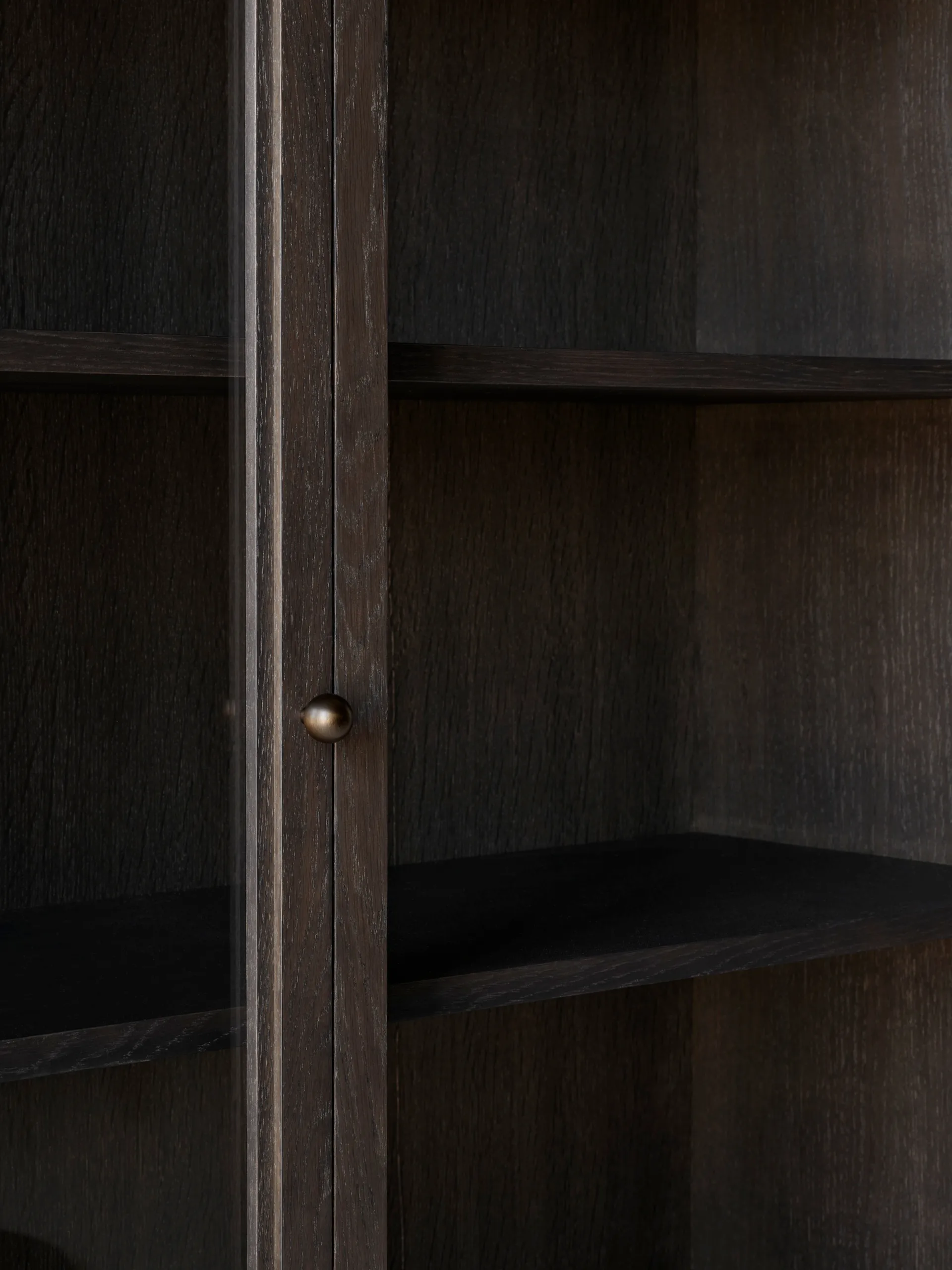 Trace SC88 vitrineskab 120x192x40 cm, Dark stained oak &Tradition