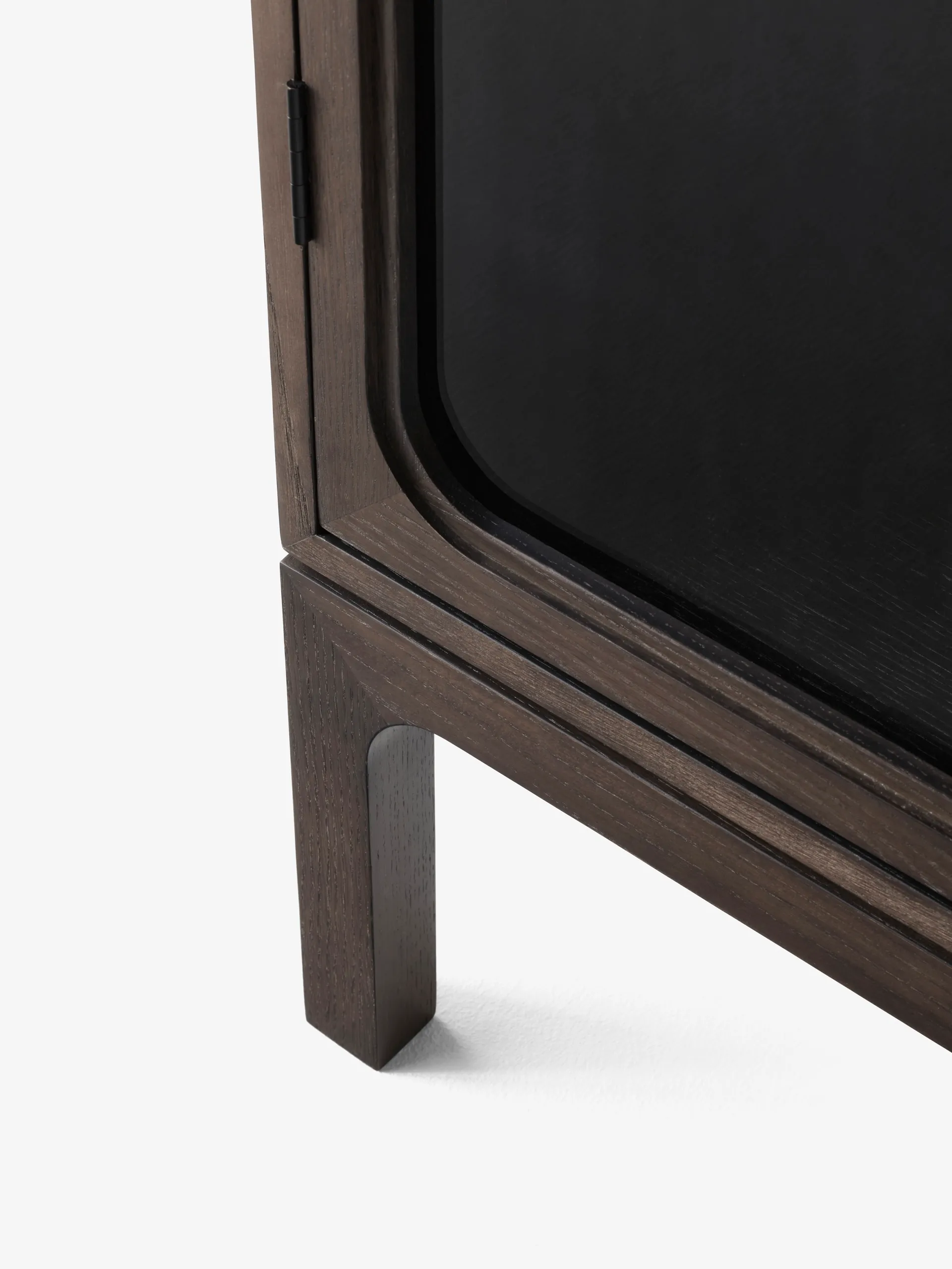 Trace SC88 vitrineskab 120x192x40 cm, Dark stained oak &Tradition