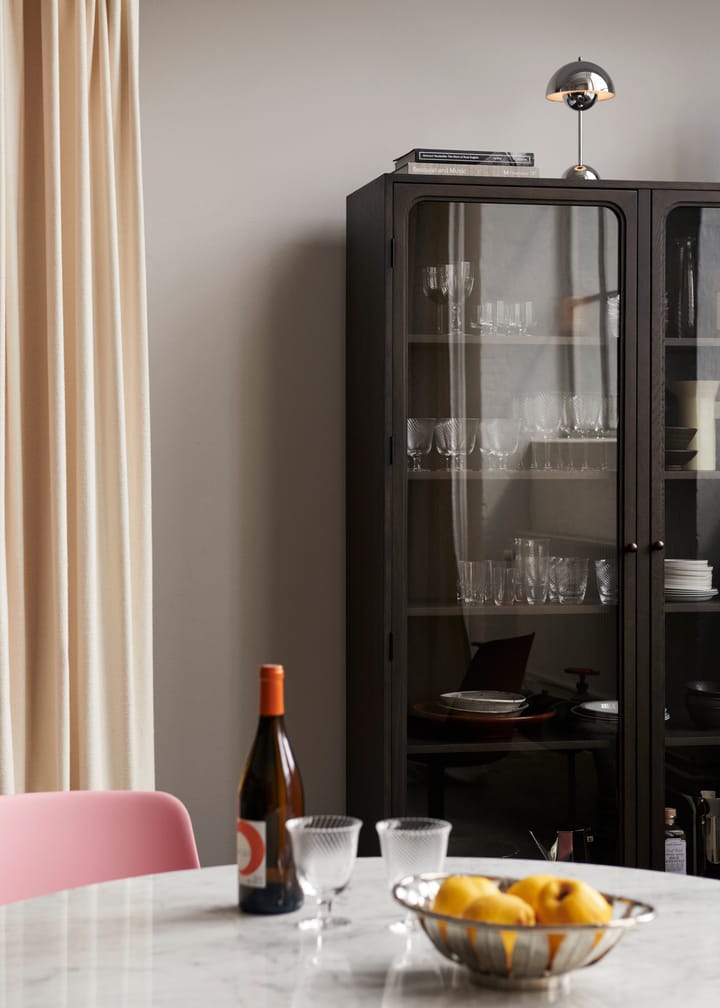 Trace SC88 vitrineskab 120x192x40 cm, Dark stained oak &Tradition