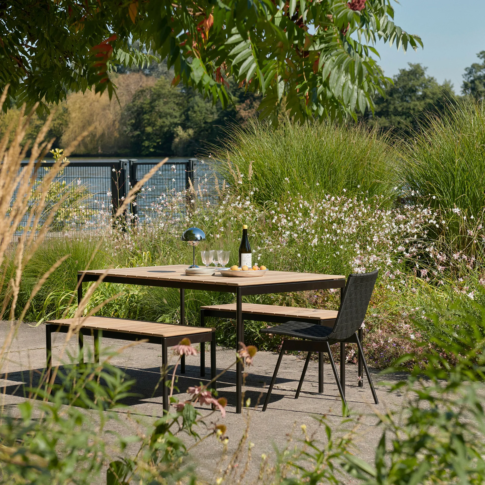 Ville Outdoor AV33 stol, Warm black &Tradition