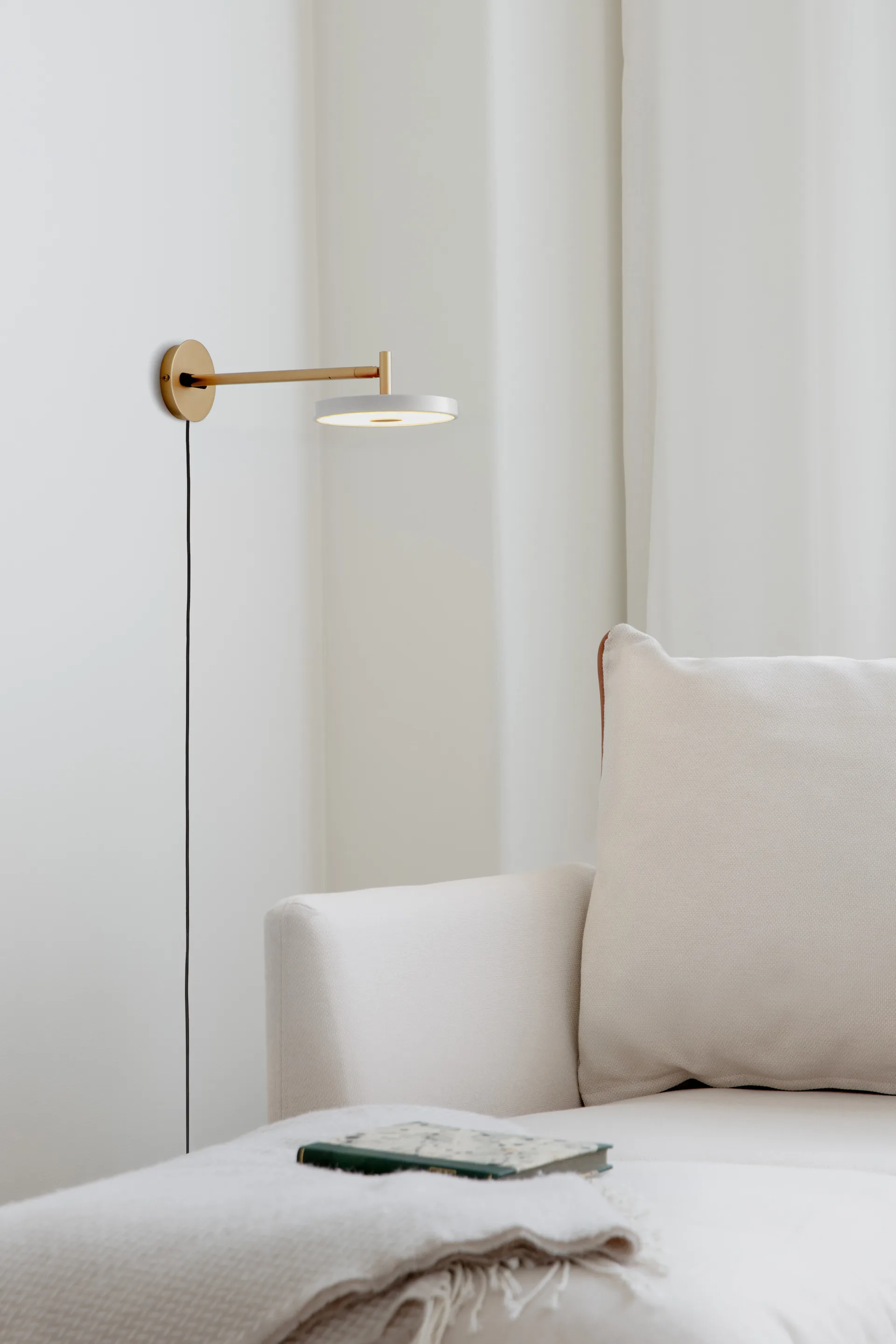 Asteria Wall væglampe, Long, Pearl white-brass Umage