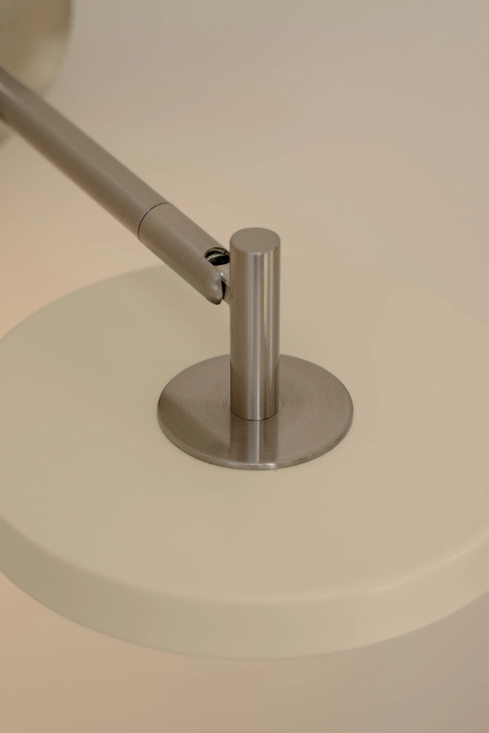 Asteria Wall væglampe, Long, Pearl white-chrome Umage