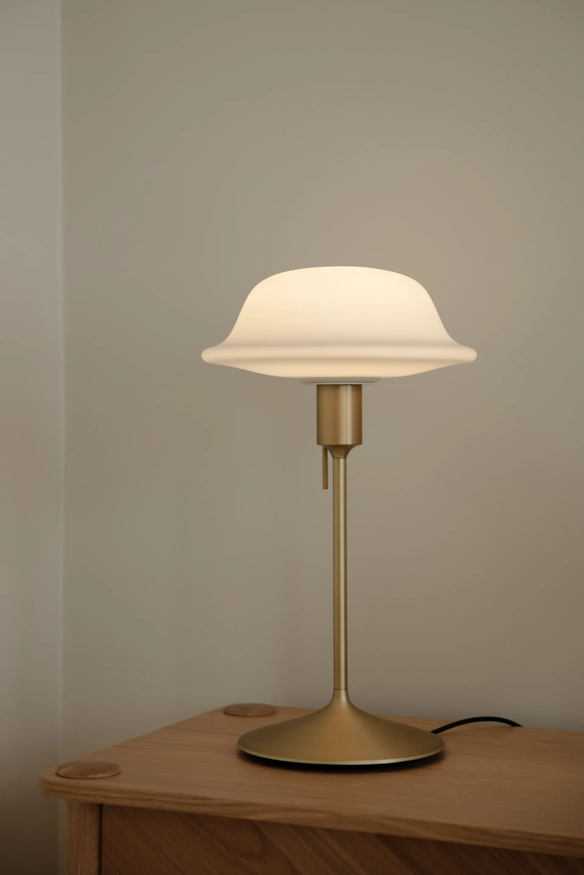 Butler bordlampe, Hvid-Børstet messing Umage