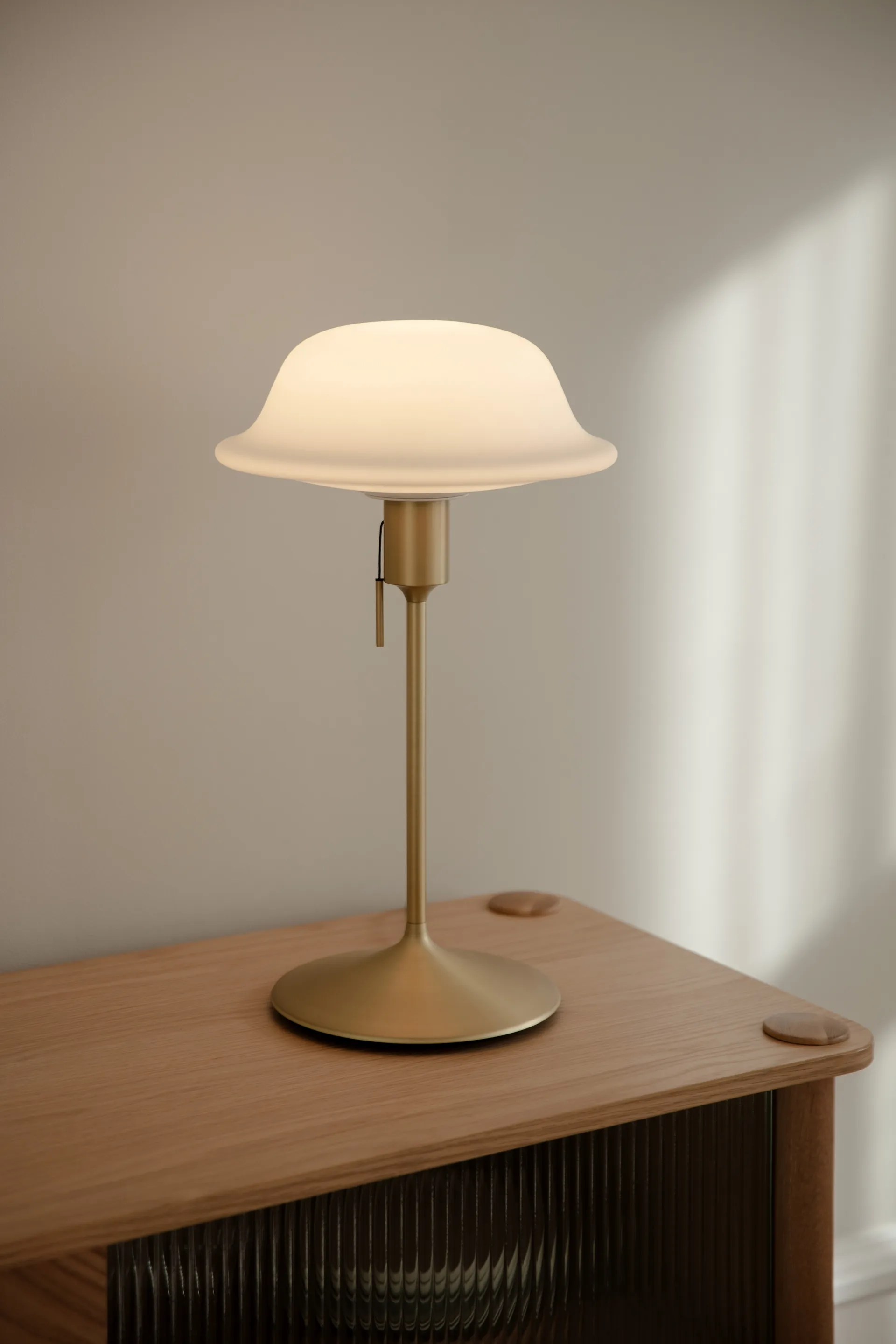 Butler bordlampe, Hvid-Børstet messing Umage