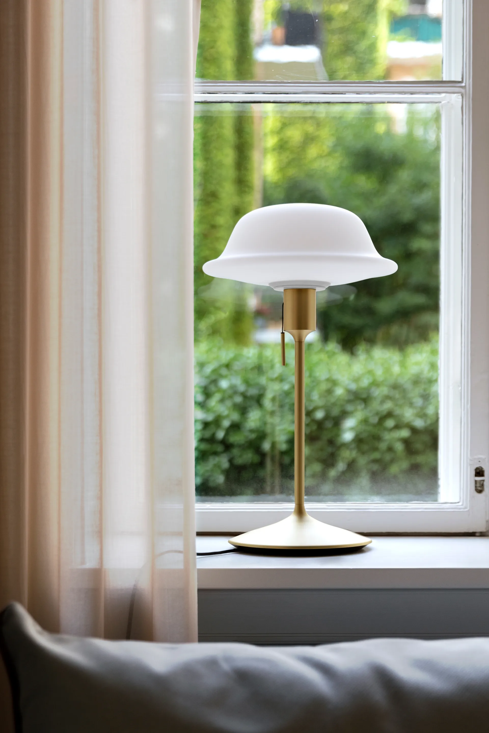 Butler bordlampe, Hvid-Børstet messing Umage