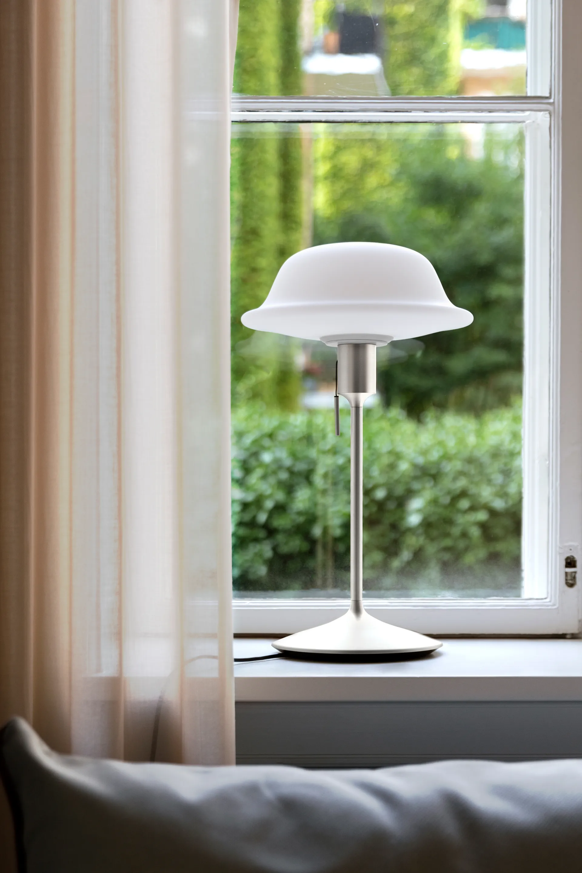 Butler bordlampe, Hvid-Børstet stål Umage