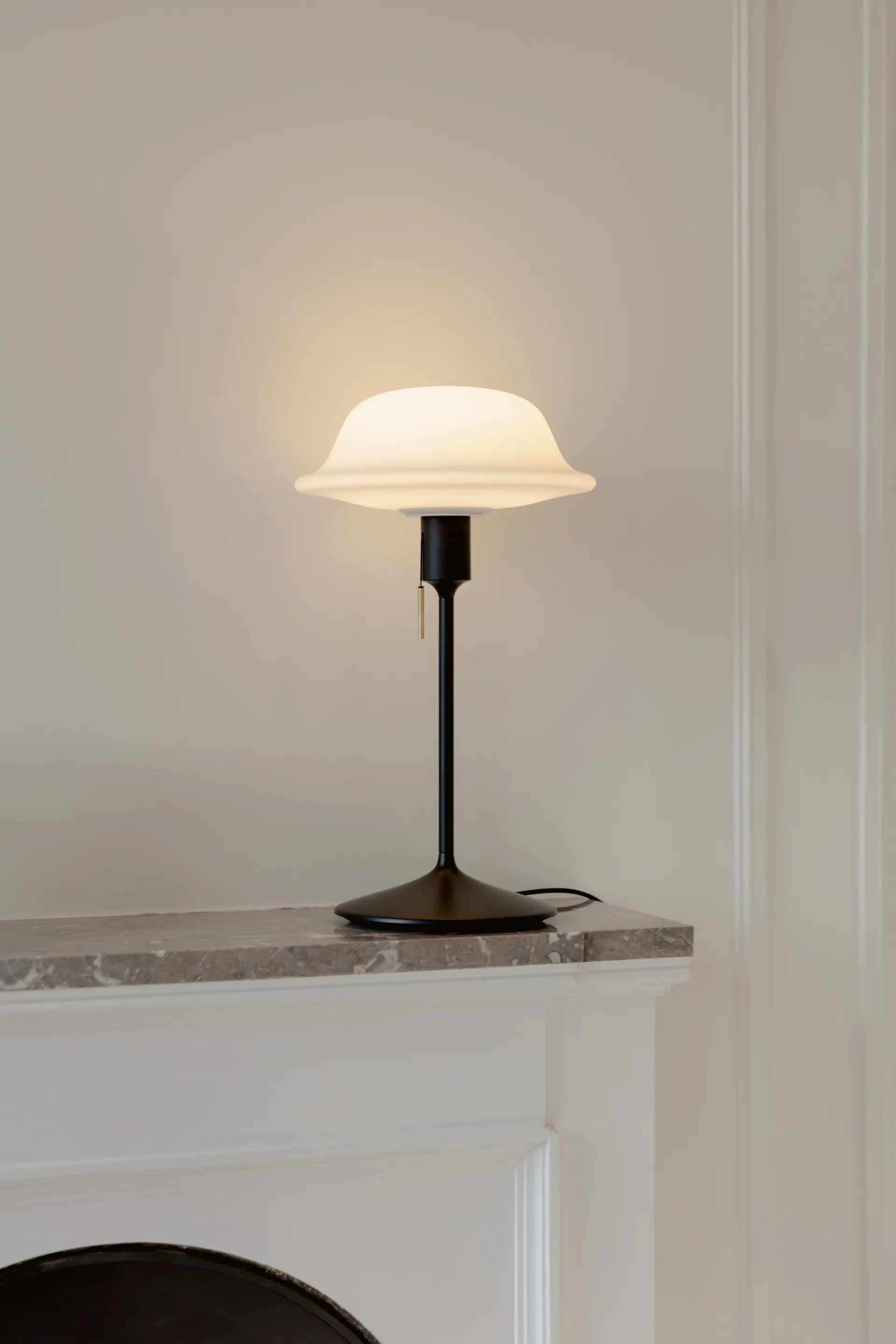 Butler bordlampe, Hvid-Sort Umage