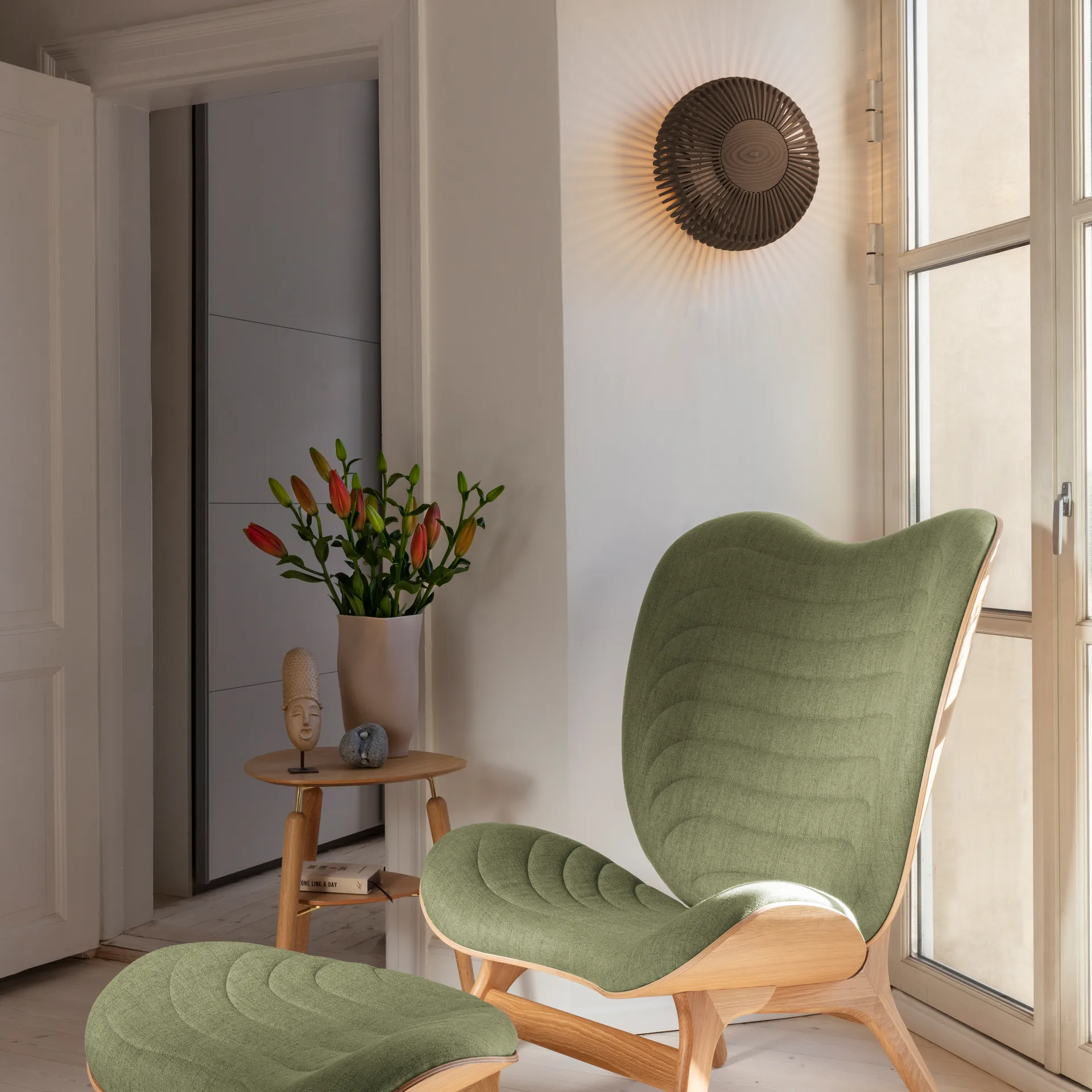 Clava Up væglampe medium, Mørk eg Umage