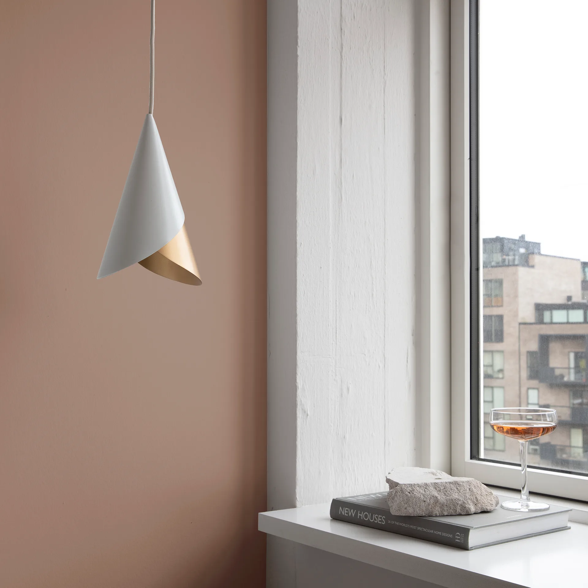 Cornet lampeskærm, hvid, messing Umage