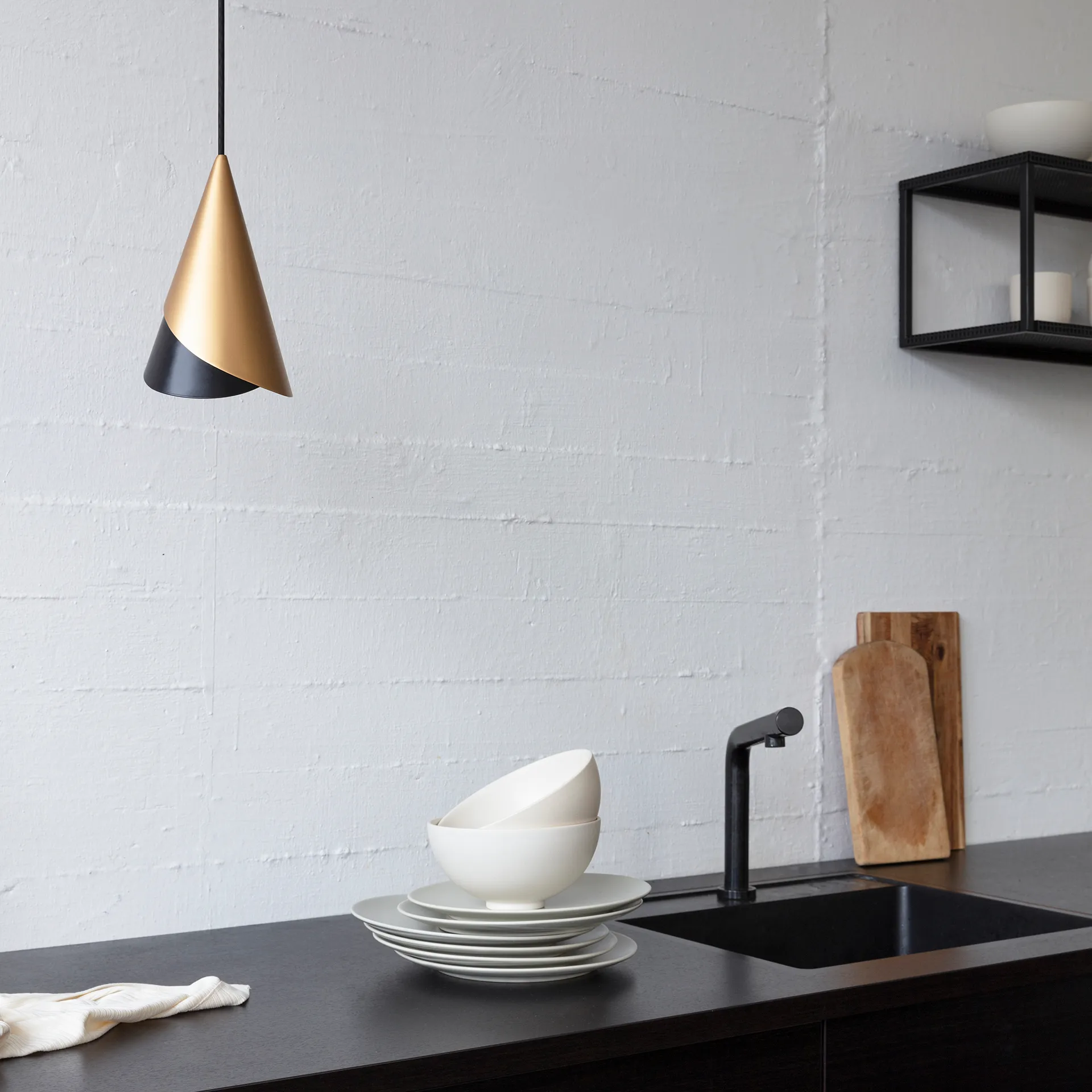 Cornet lampeskærm, sort, messing Umage