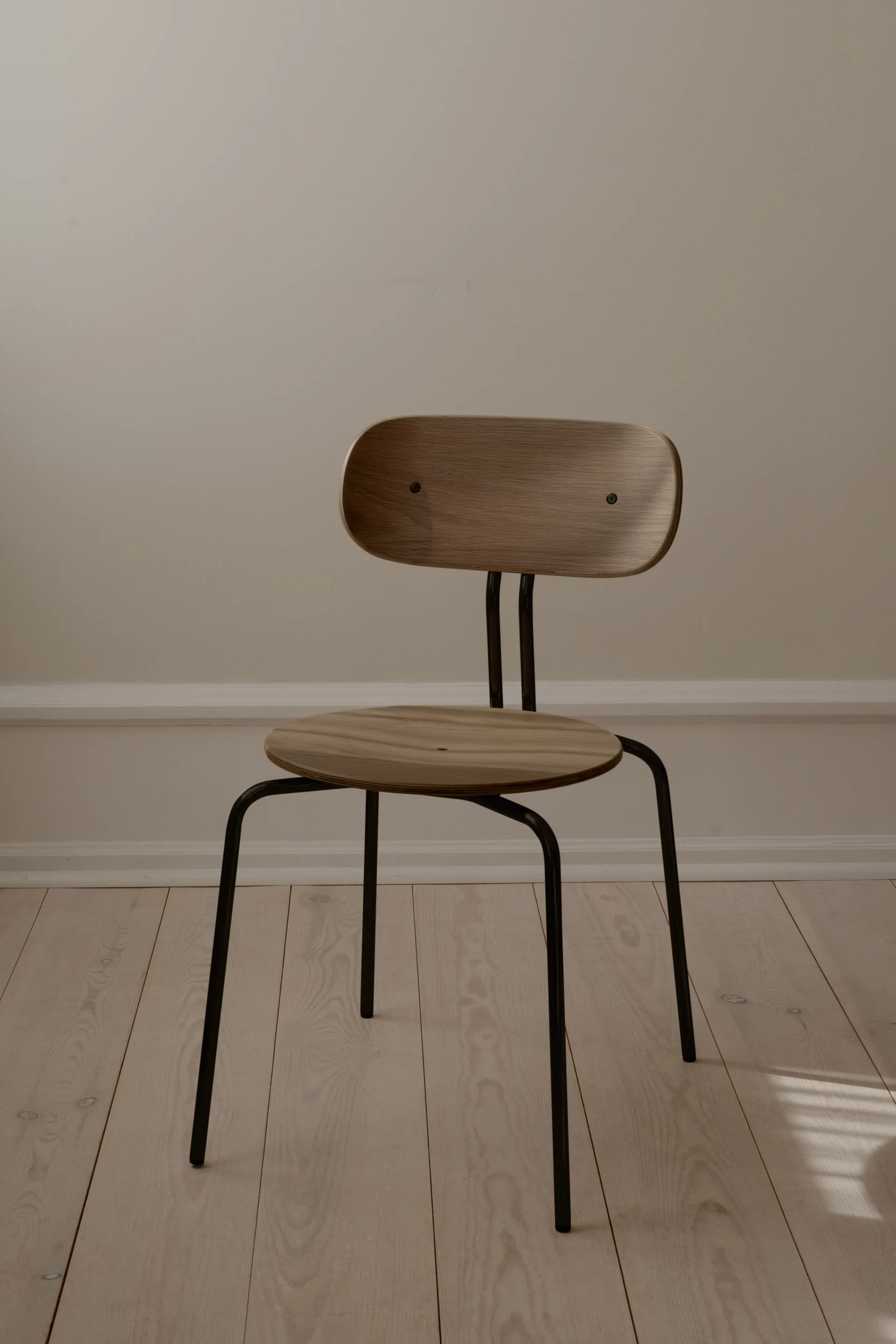 Curious stol, Smoked oak-black legs Umage