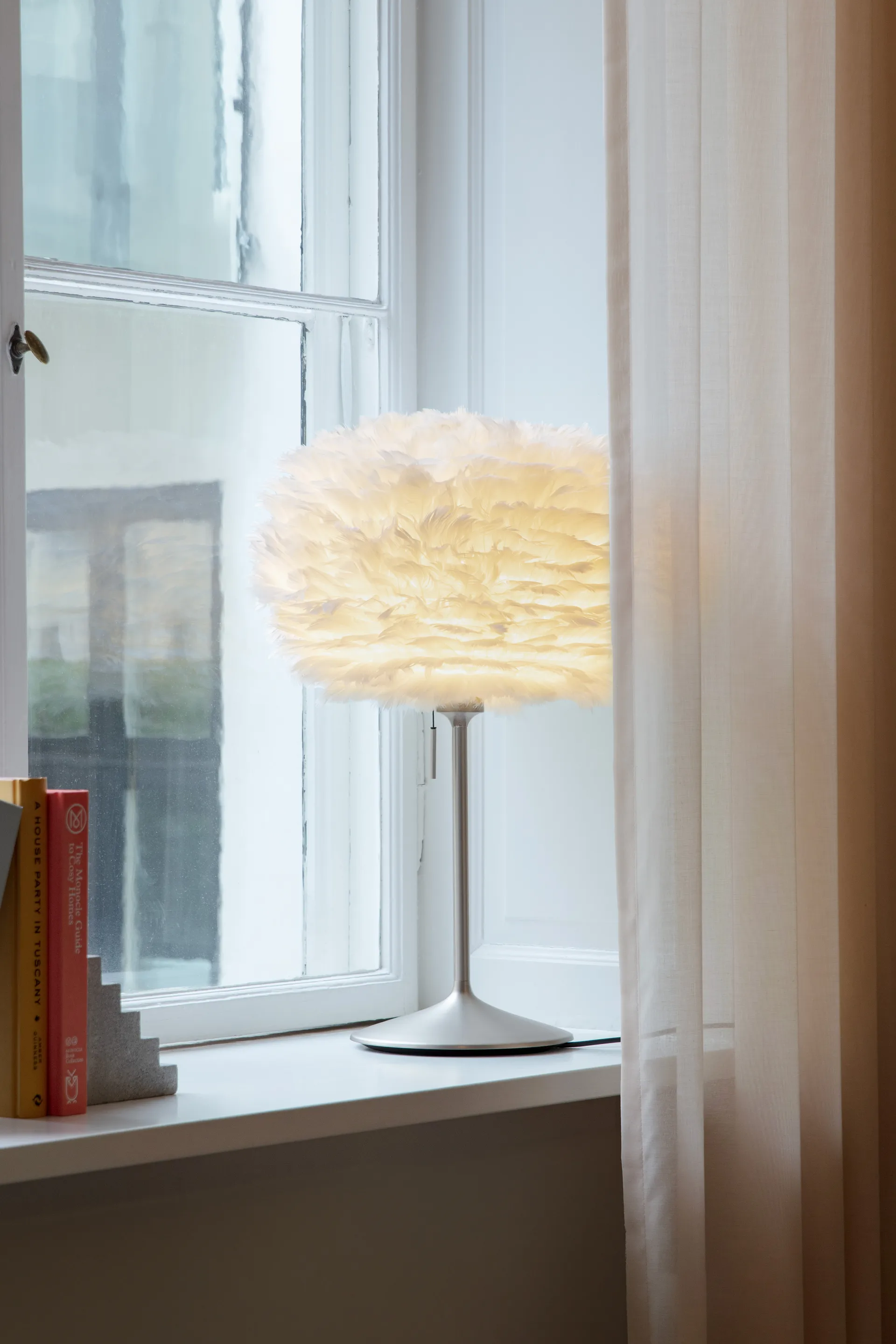 Eos bordlampe medium, Hvid-Børstet stål Umage