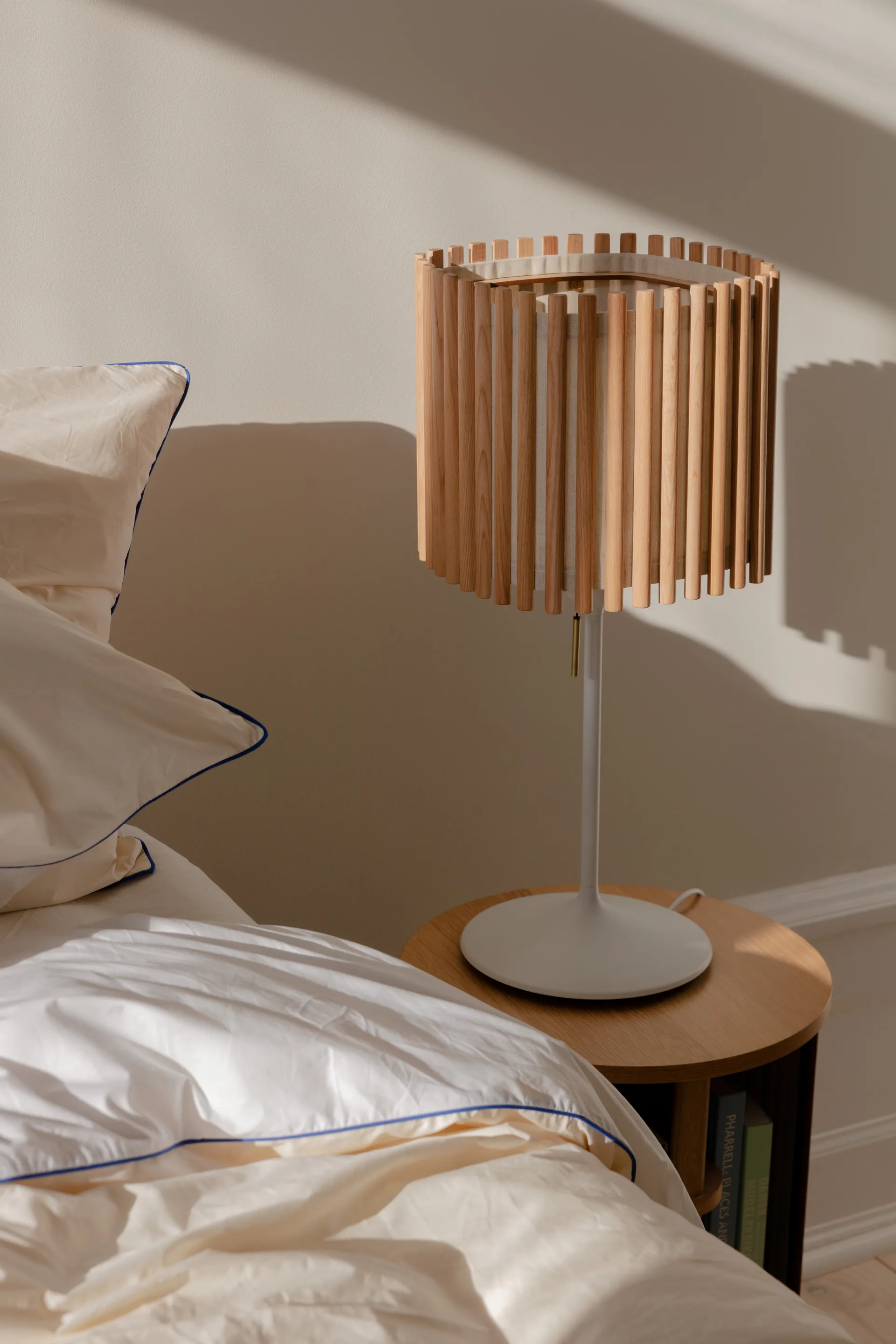 Komorebi bordlampe medium, Square oak-Hvid Umage