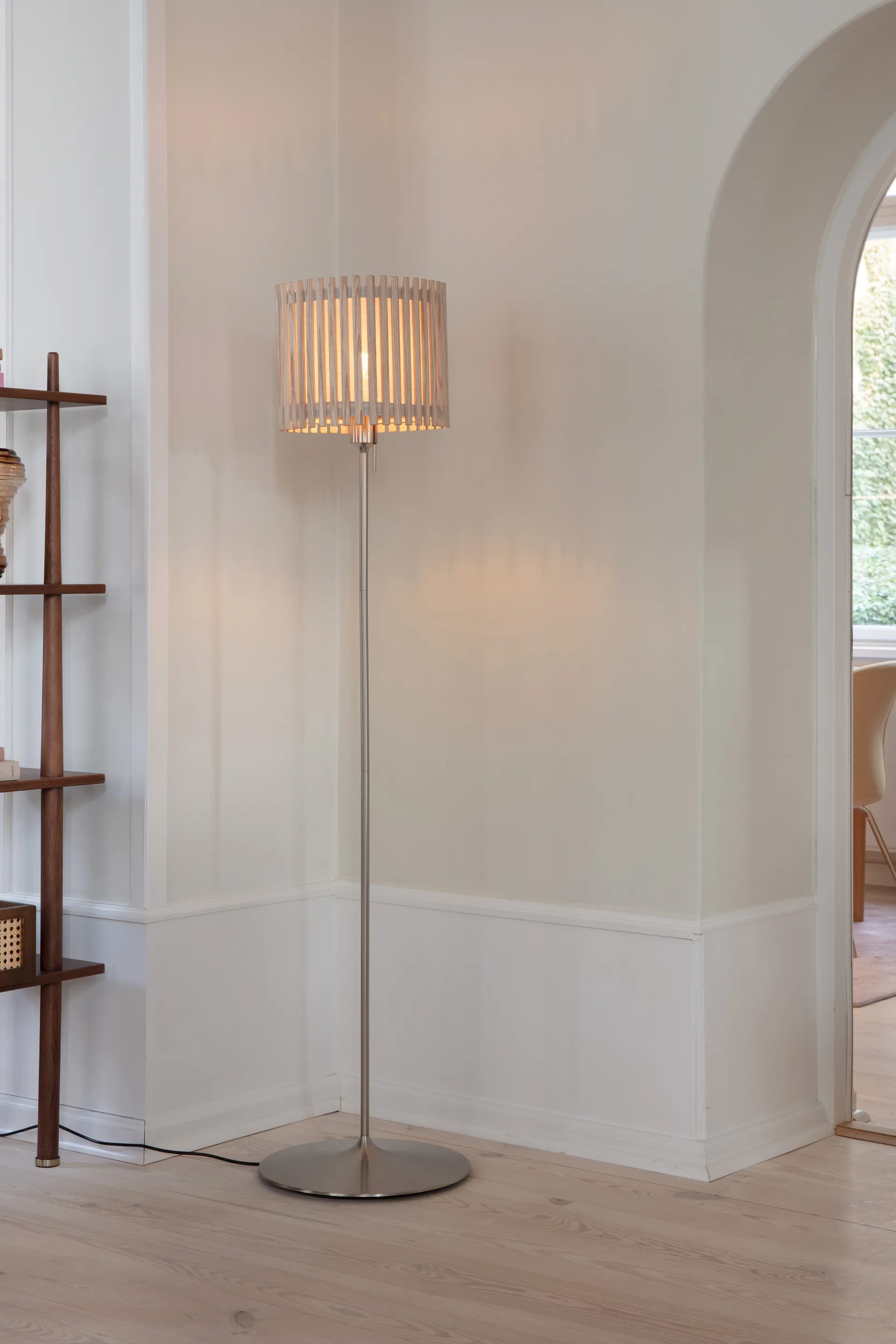 Komorebi gulvlampe medium, Circle oak-Børstet stål Umage