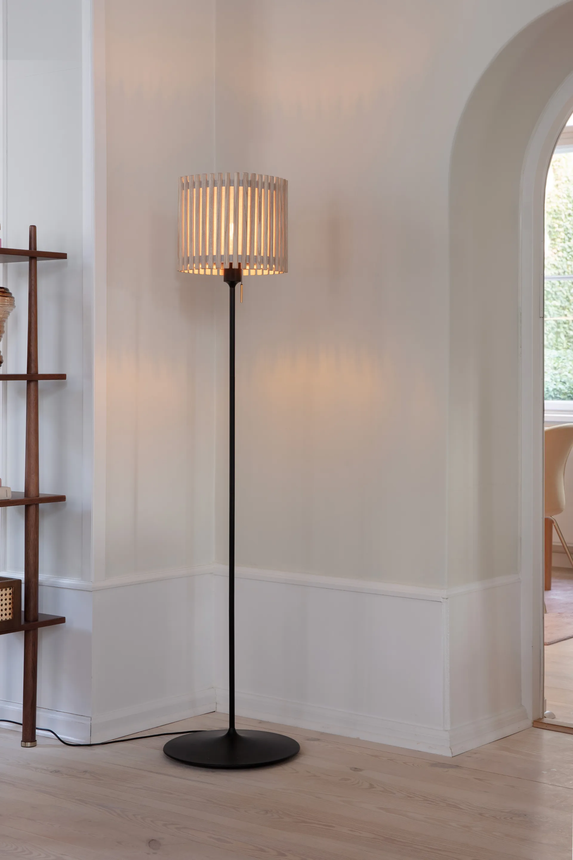 Komorebi gulvlampe medium, Circle oak-sort Umage