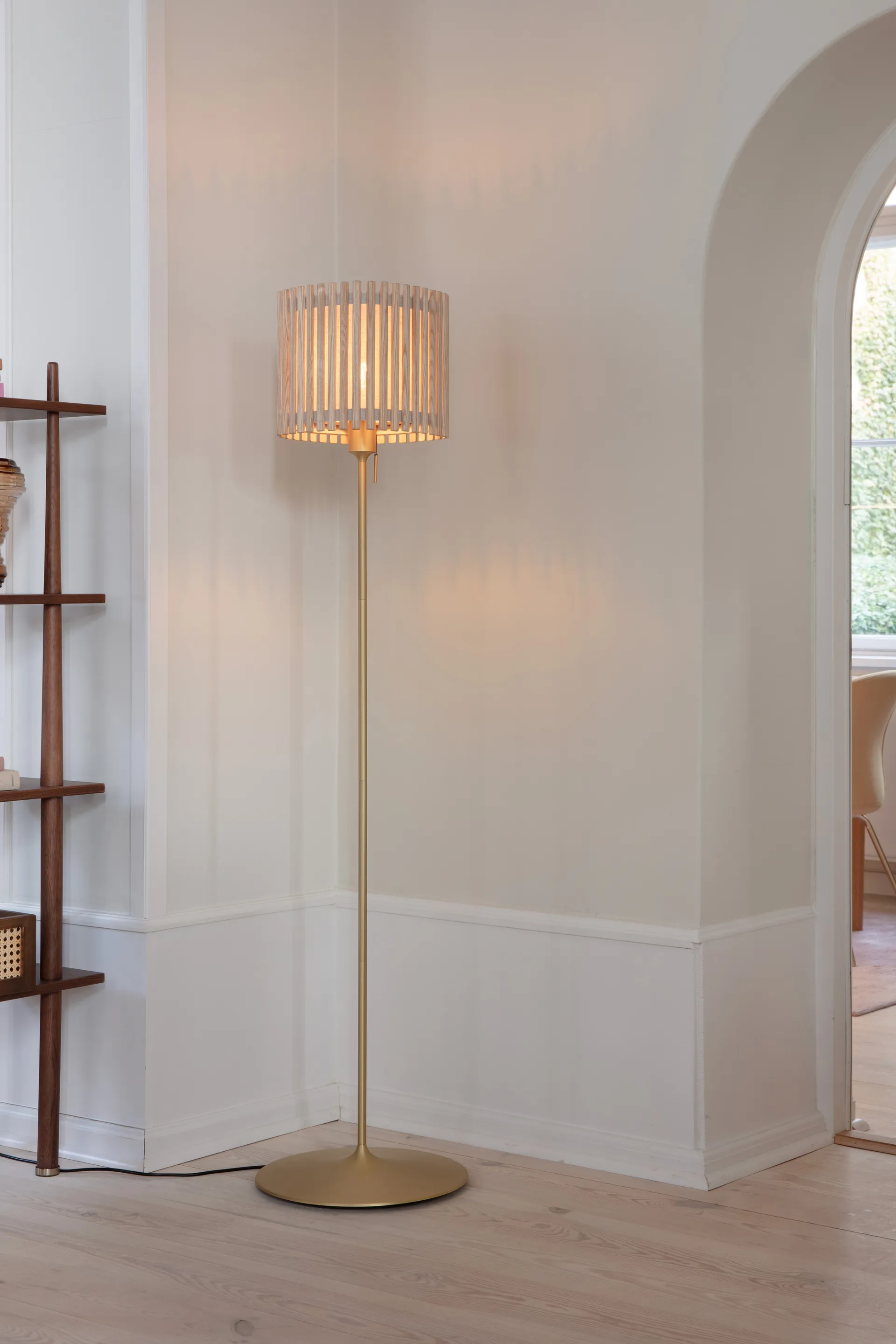 Komorebi gulvlampe medium, Square oak-Børstet messing Umage