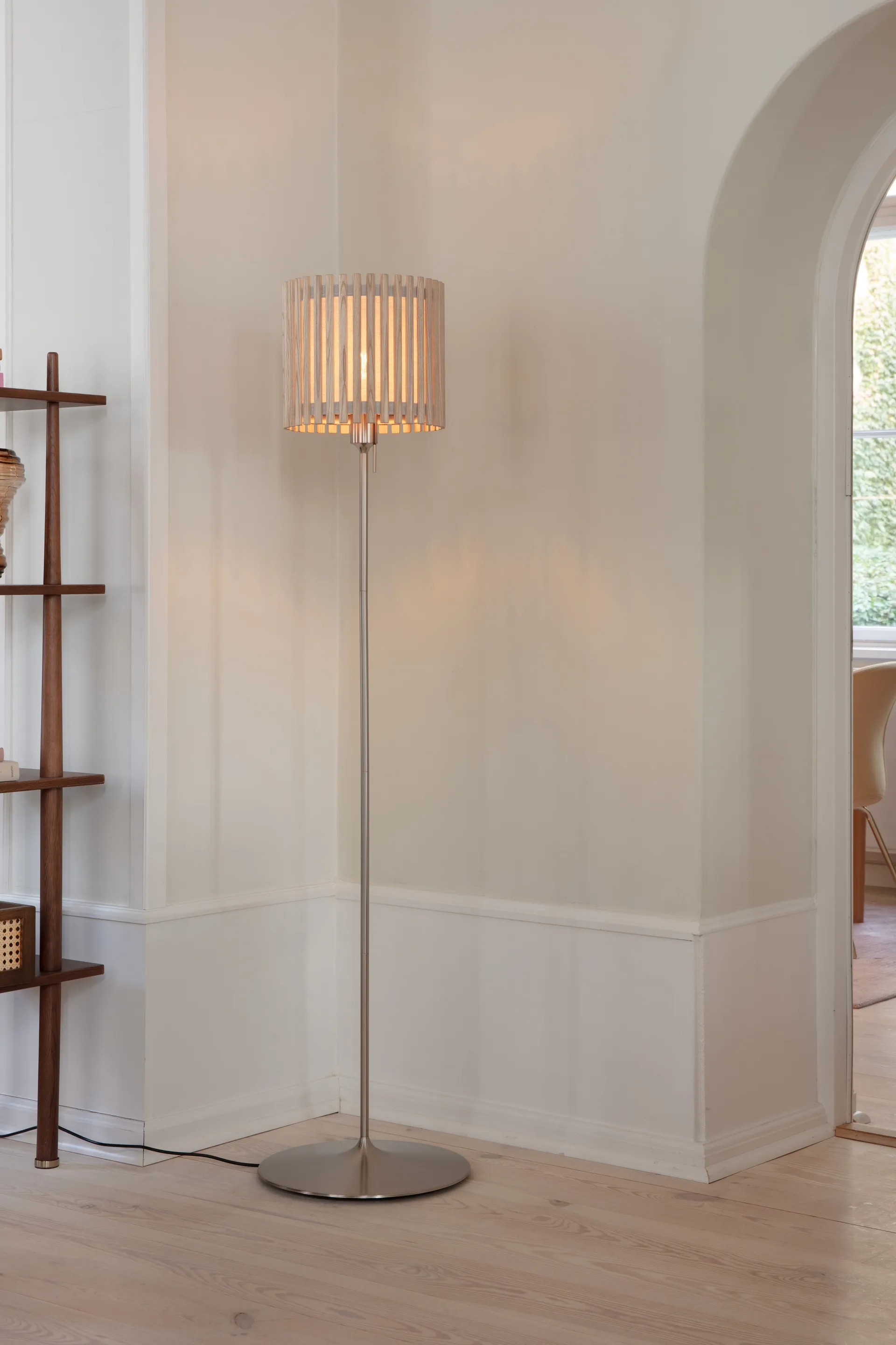 Komorebi gulvlampe medium, Square oak-Børstet stål Umage