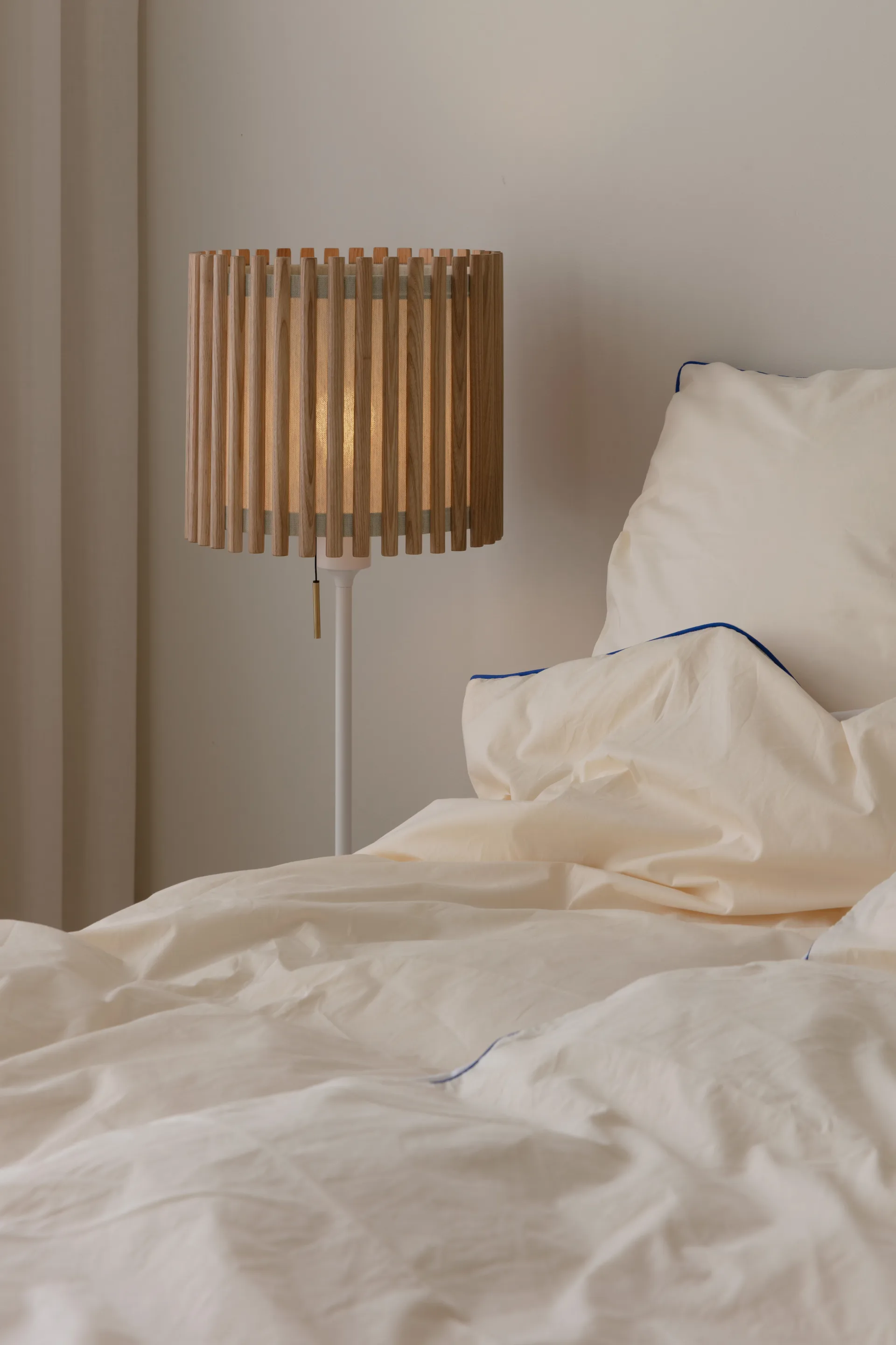 Komorebi gulvlampe medium, Square oak-Hvid Umage