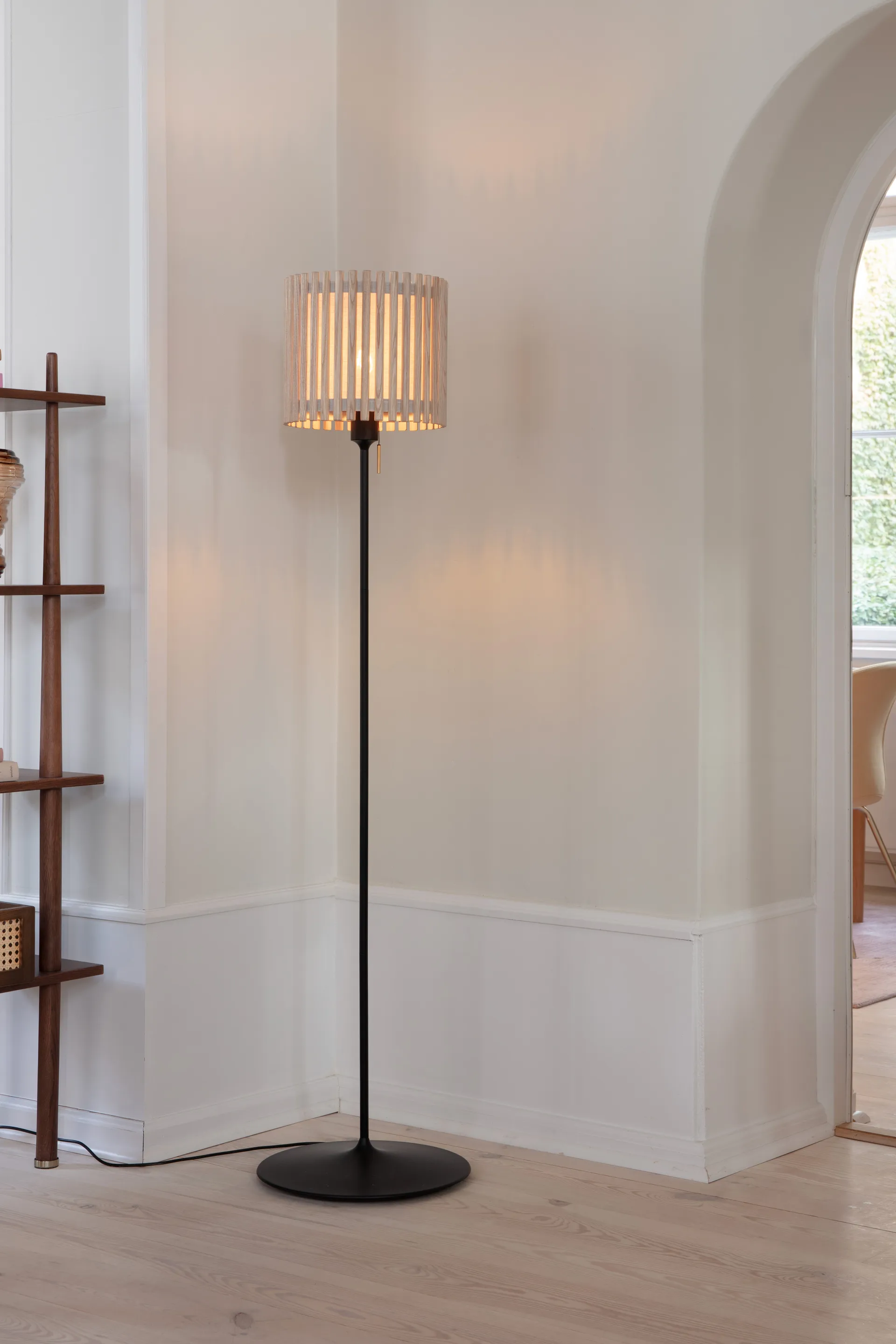Komorebi gulvlampe medium, Square oak-Sort Umage