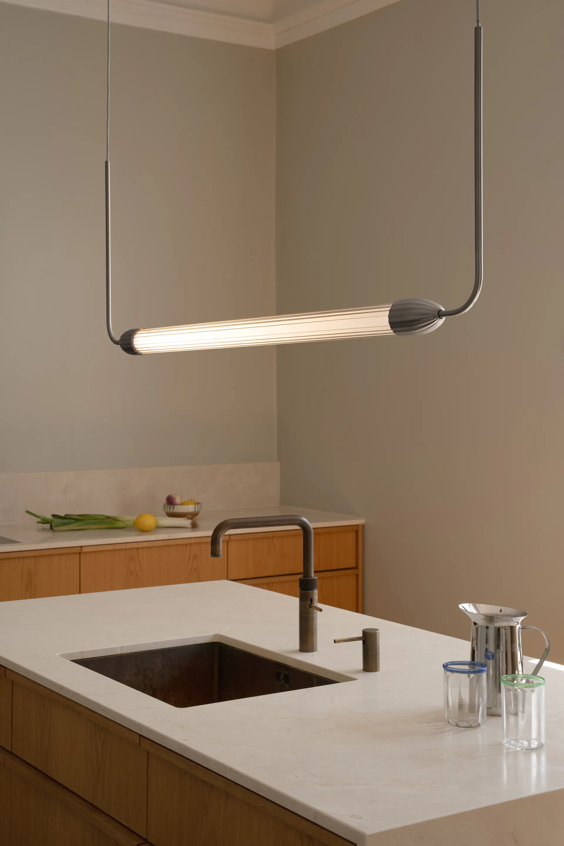 Lemon Squeeze linear pendel, Polish steel Umage