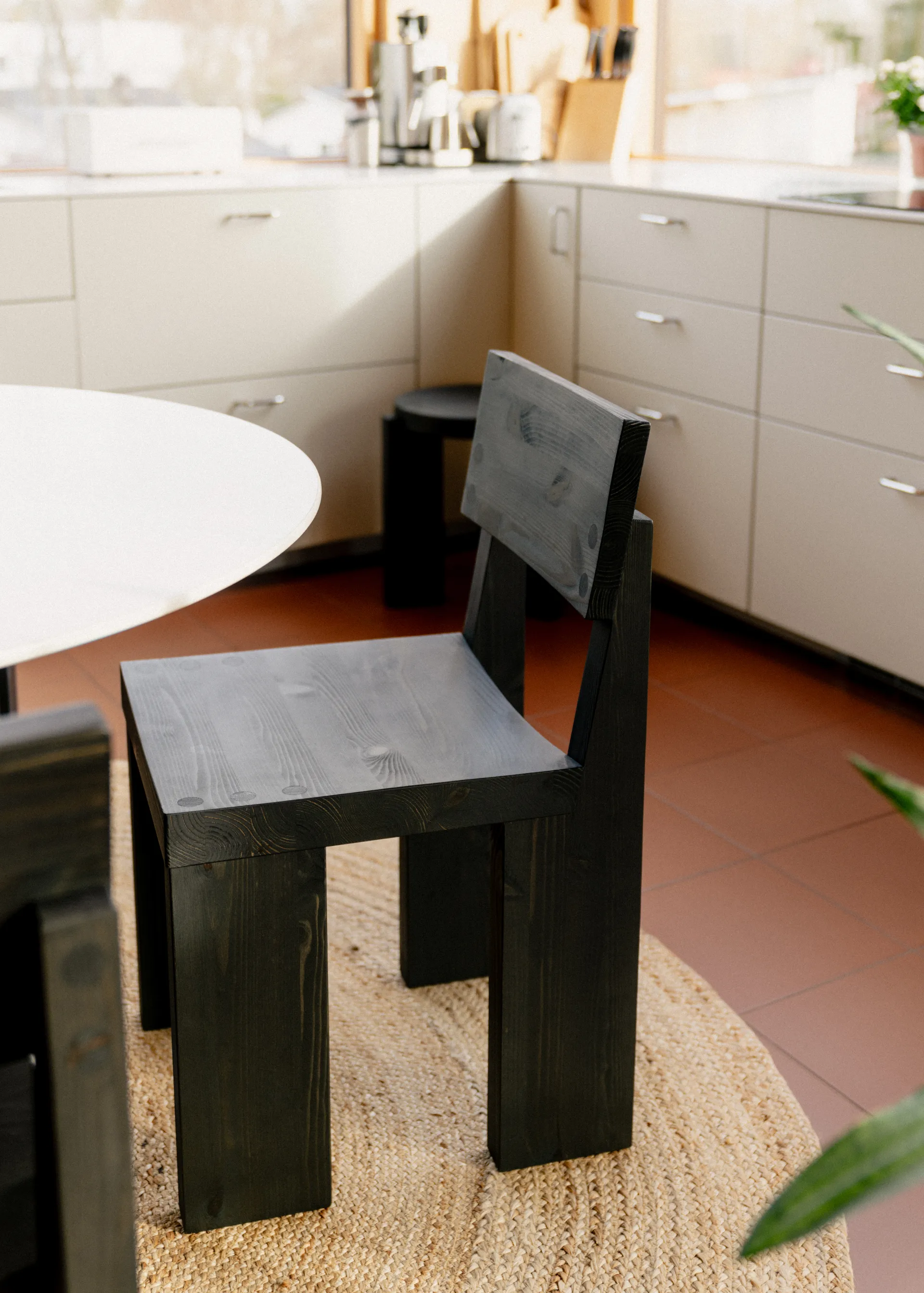 001 Dining Chair stol, Sortbejdset fyrretræ Vaarnii