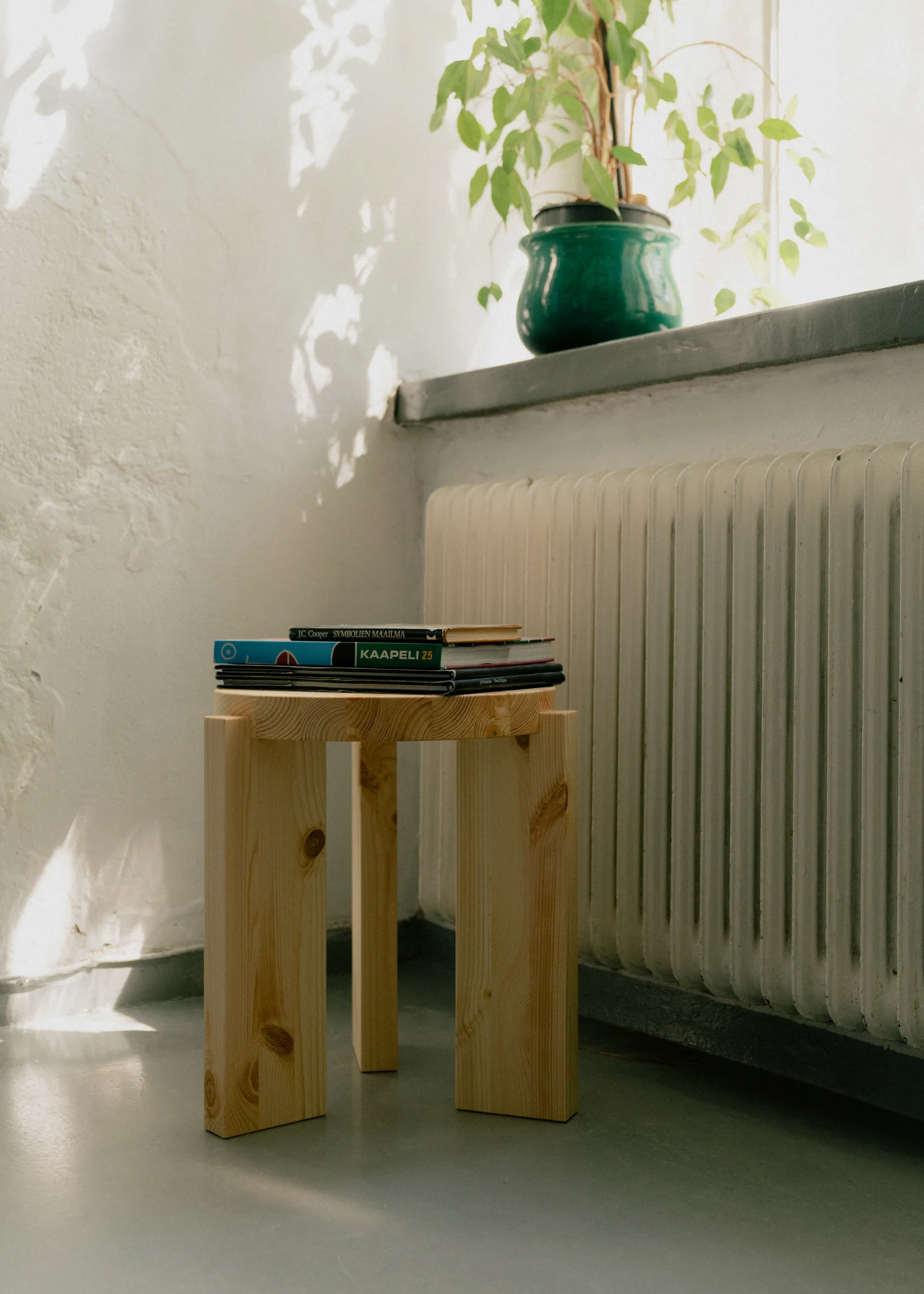 001 Stool skammel, Mat olievokset fyrretræ, Ø40x44 cm Vaarnii