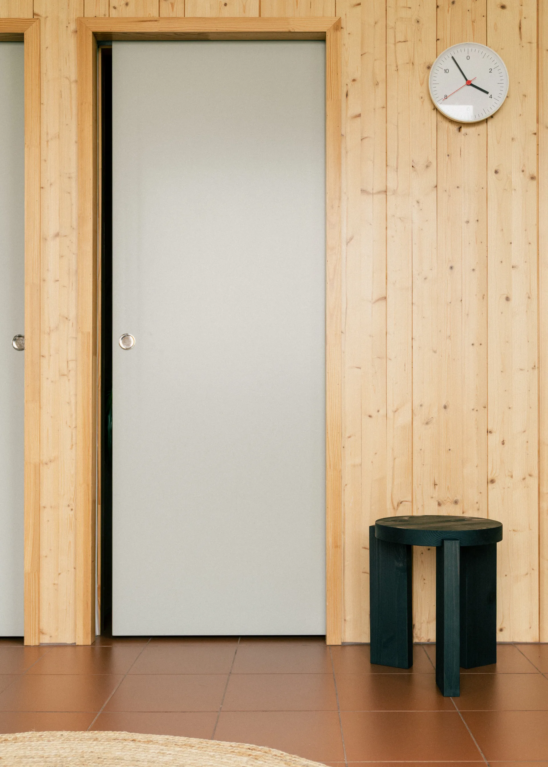 001 Stool skammel, Sortbejdset fyrretræ, Ø40x44 cm Vaarnii