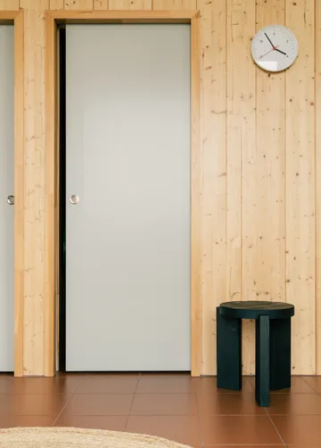 001 Stool skammel - Sortbejdset fyrretræ, Ø40x44 cm - Vaarnii