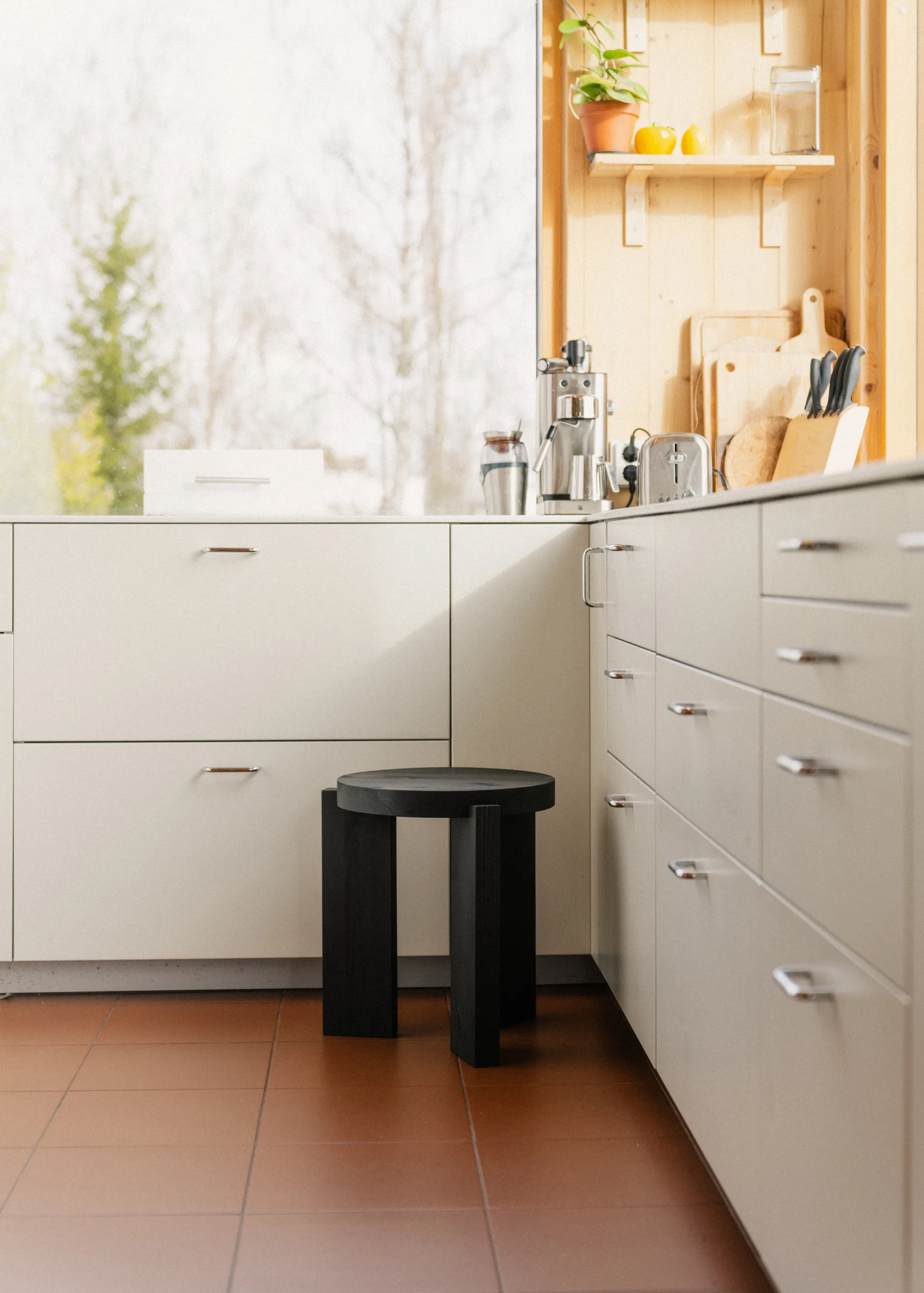 001 Stool skammel, Sortbejdset fyrretræ, Ø40x44 cm Vaarnii