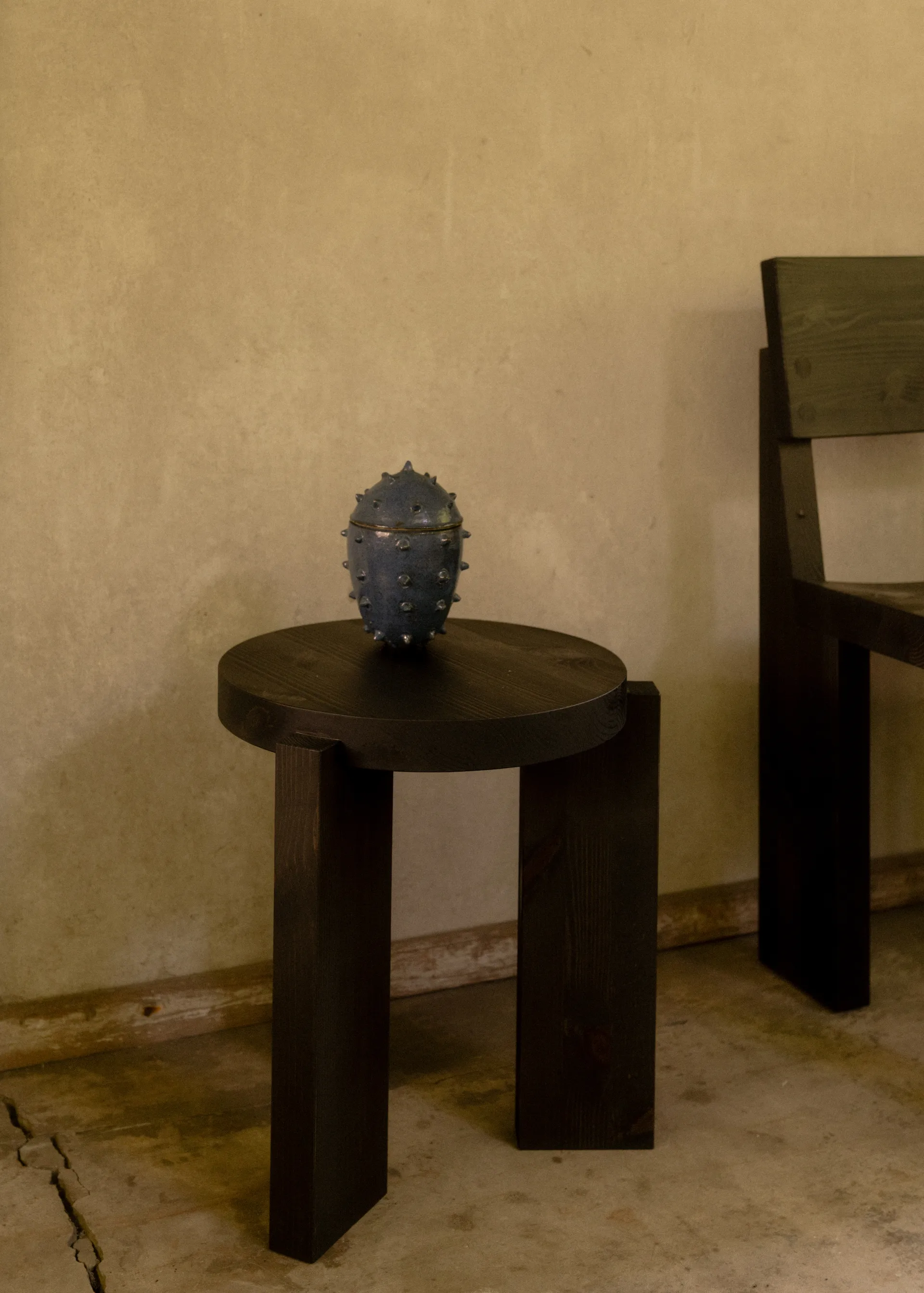 001 Stool skammel, Sortbejdset fyrretræ, Ø40x44 cm Vaarnii