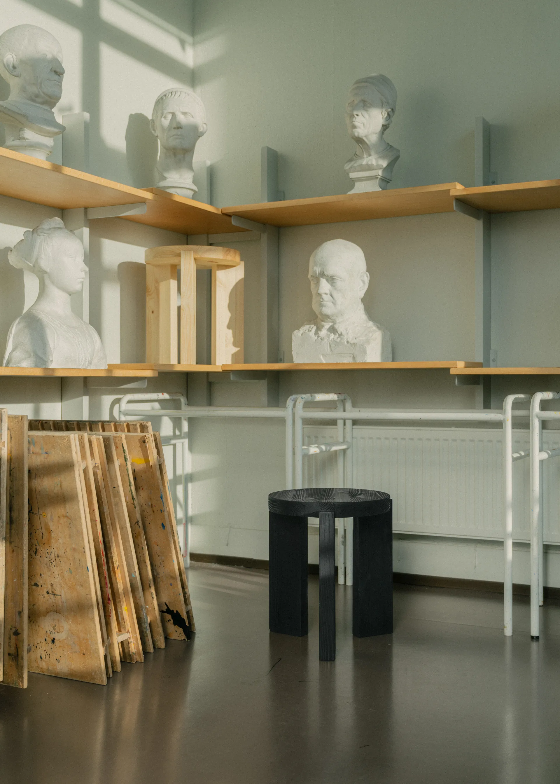 001 Stool skammel, Sortbejdset fyrretræ, Ø40x44 cm Vaarnii