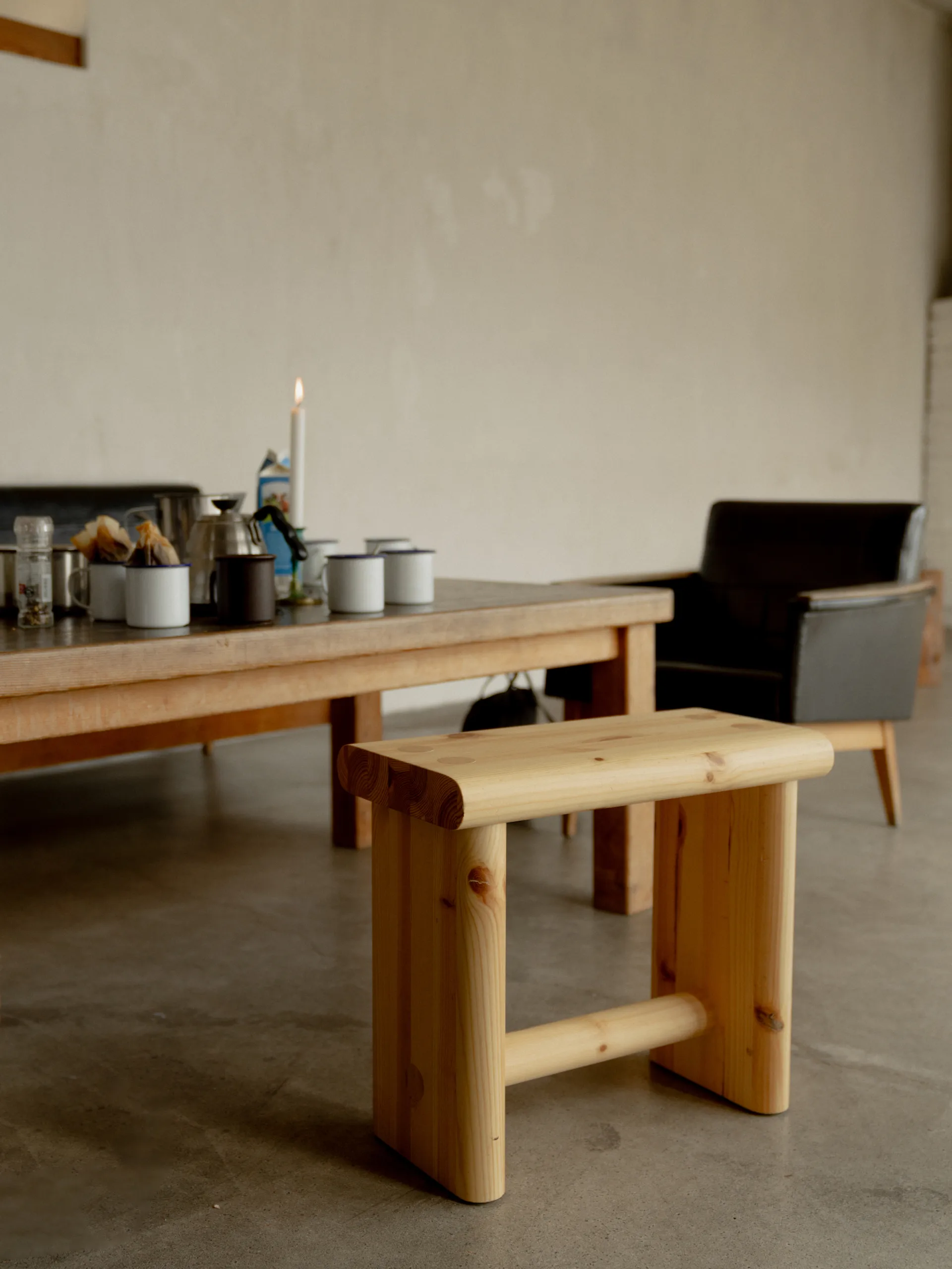 002 Ast Stool skammel, Mat olievokset fyrretræ, 55x26x45 cm Vaarnii