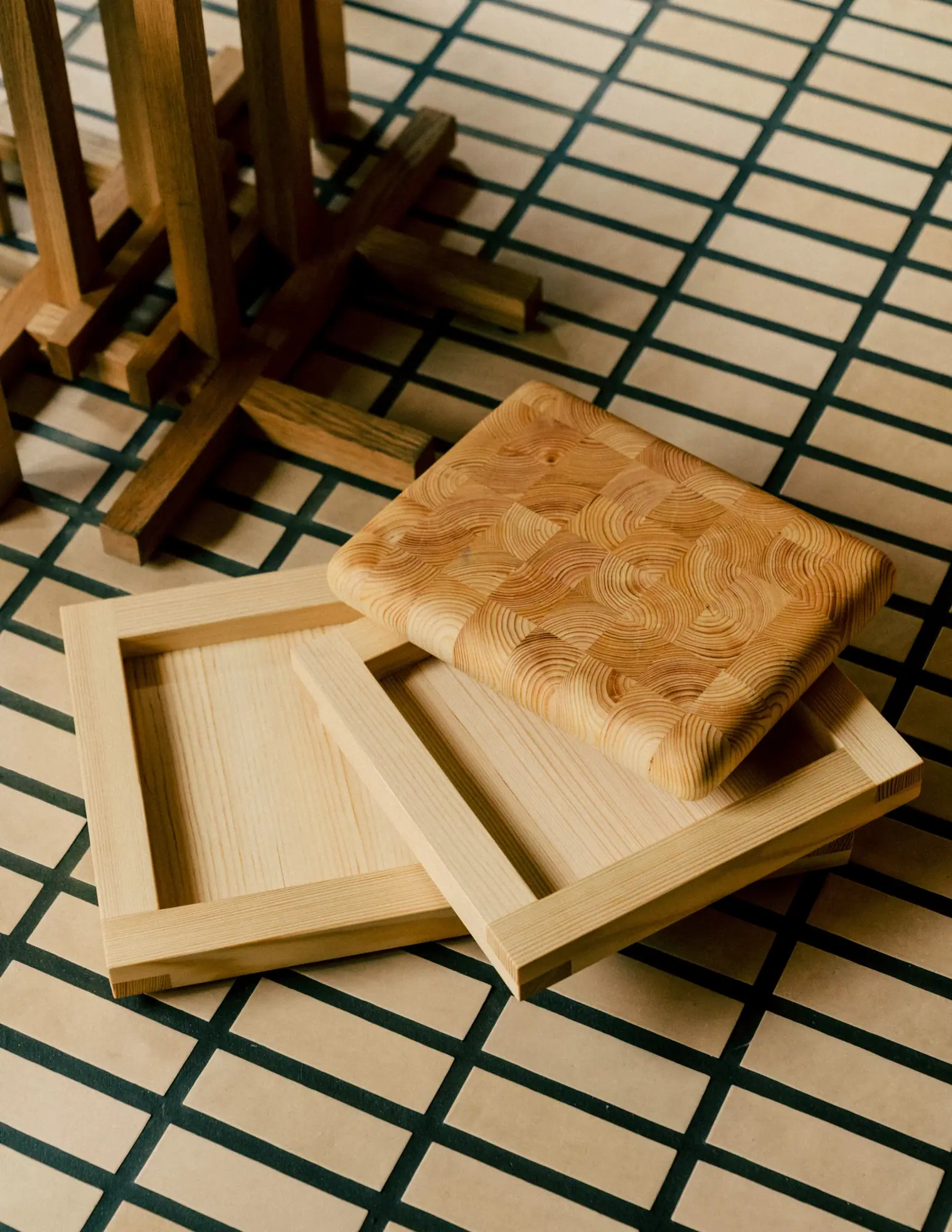 009 Tray bakke, Olievokset fyr, 33x33x6 cm Vaarnii
