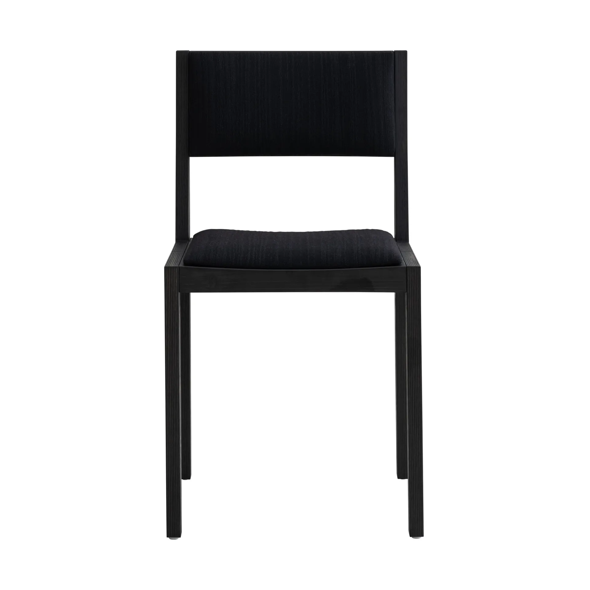016 Maasto Dining Chair stol, Sortbejset fyrretræ, frontbeklædt i sort Vaarnii