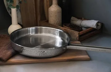 Kroma Modell M1K traktørpande - Poleret stål, Ø28 cm - Vargen & Thor