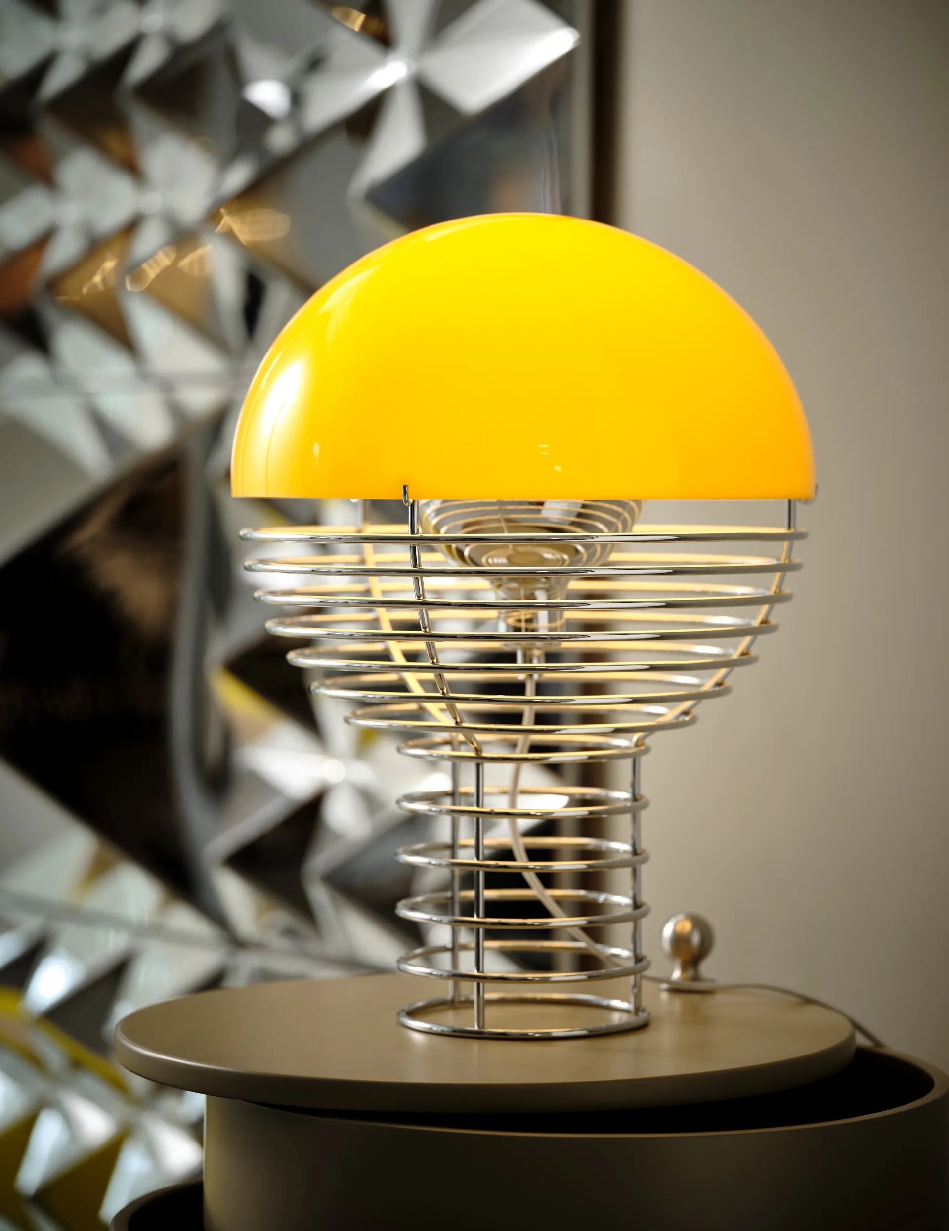 Wire bordlampe Ø30 cm, Chrome/Yellow Verpan