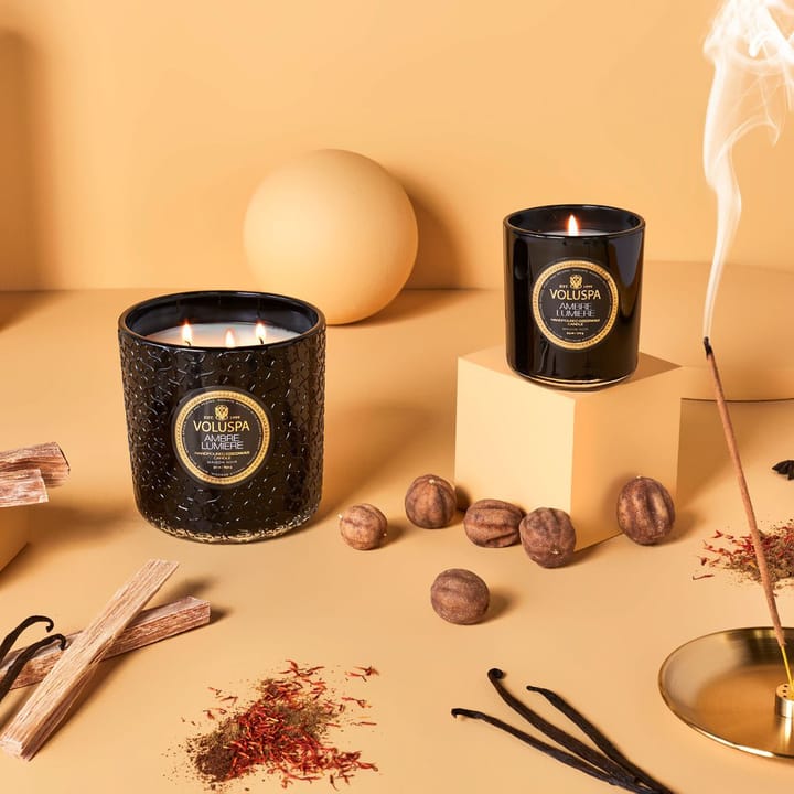 Classic Maison Noir duftlys 60 timer
, Ambre Lumiere Voluspa
