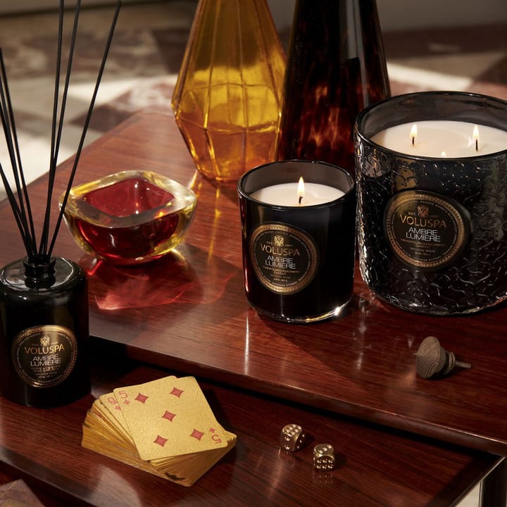 Classic Maison Noir duftlys 60 timer
, Ambre Lumiere Voluspa