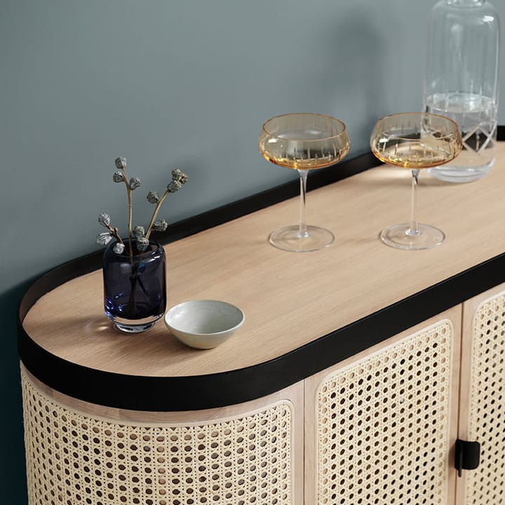Be My Guest barskab, rattan, hvidolieret eg, sort stålstel Warm Nordic