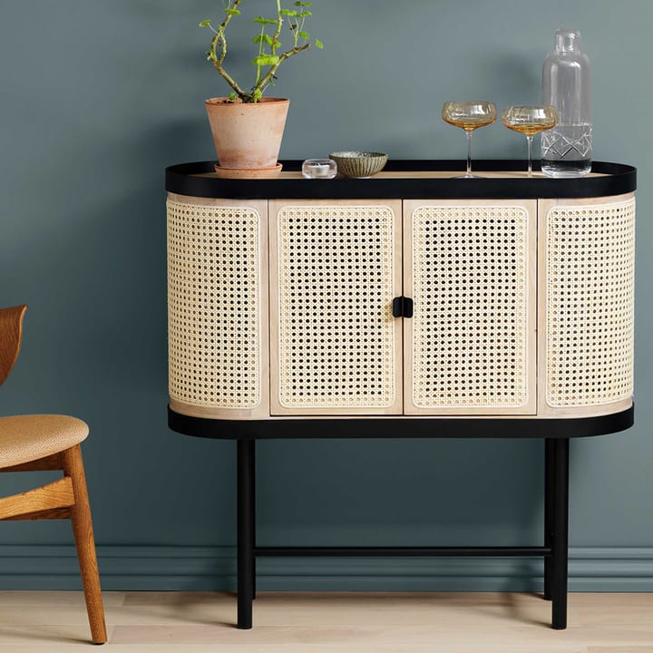 Be My Guest barskab, rattan, hvidolieret eg, sort stålstel Warm Nordic
