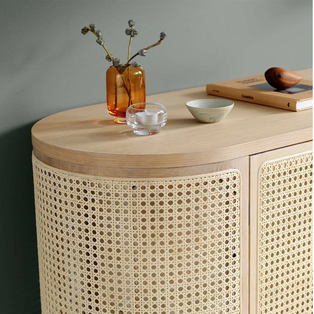 Be My Guest sideboard, rattan, hvidolieret eg, sort stålstel Warm Nordic