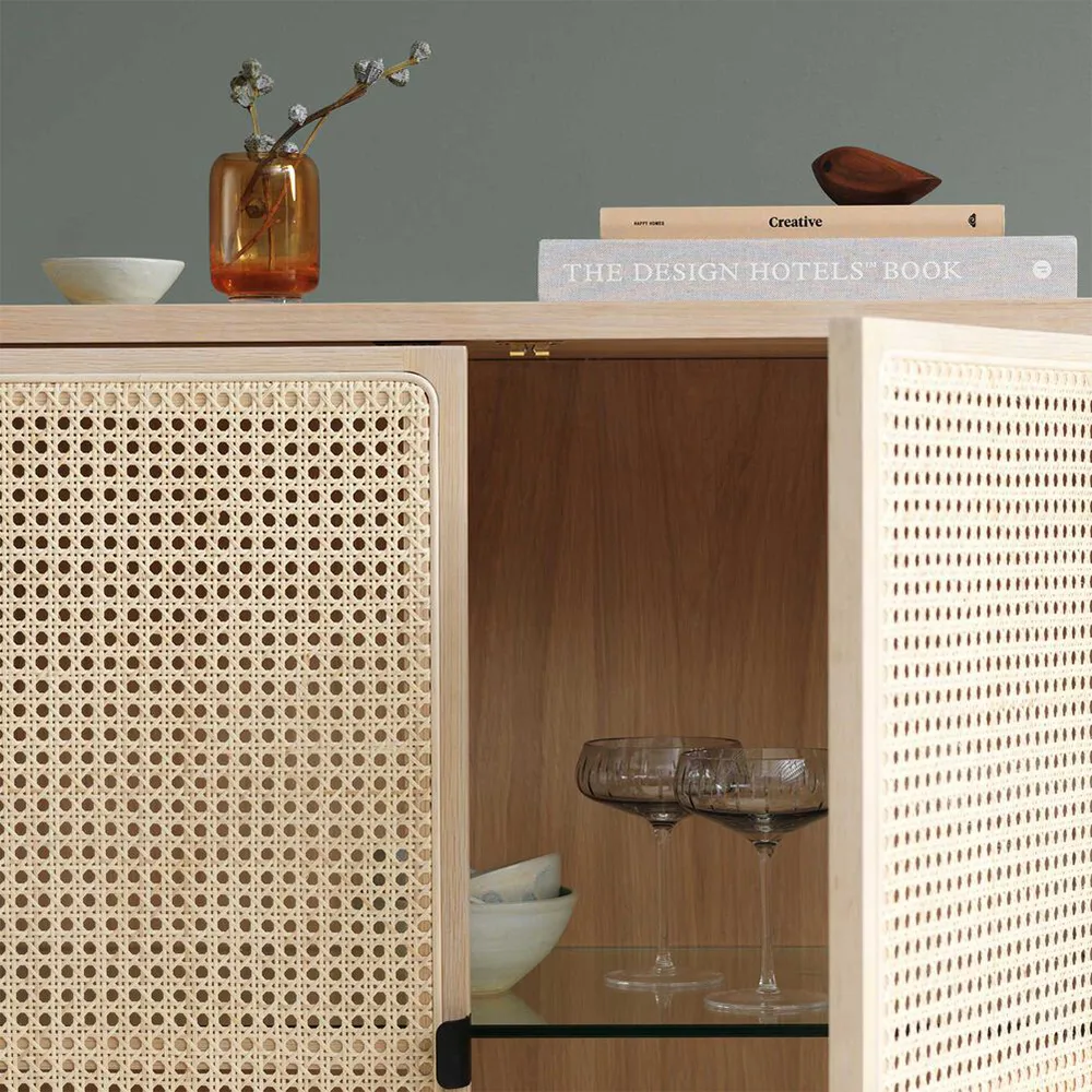 Be My Guest sideboard, rattan, hvidolieret eg, sort stålstel Warm Nordic