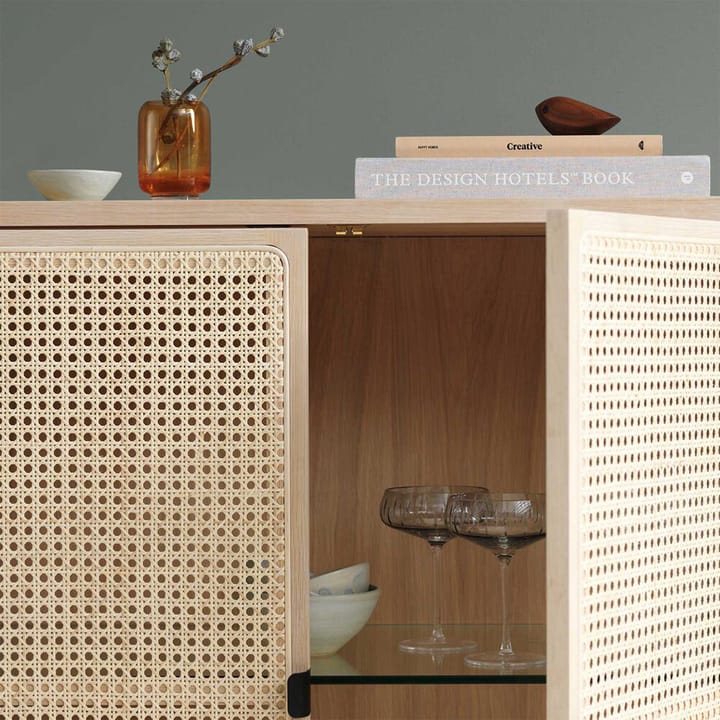 Be My Guest sideboard, rattan, hvidolieret eg, sort stålstel Warm Nordic