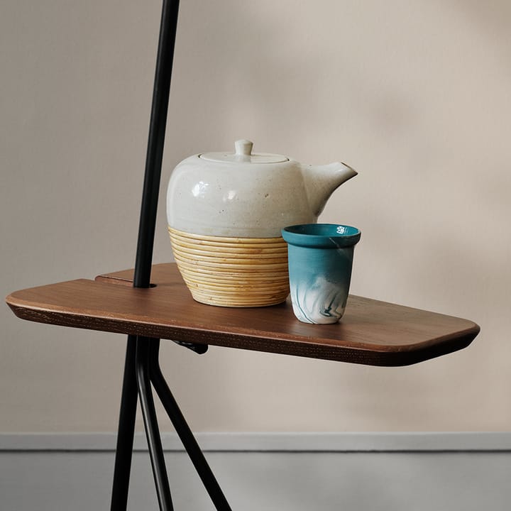 Cone gulvlampe - warm white, teaktræsbord, messingdetaljer - Warm Nordic