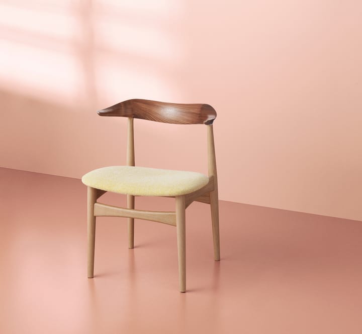 Cow Horn stol - stof vanilla, hvidolieret egetræsstel, ryglæn valnød - Warm Nordic