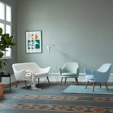 Dwell loungestol - stof Merit 014 minty grey, ben i røget egetræ - Warm Nordic