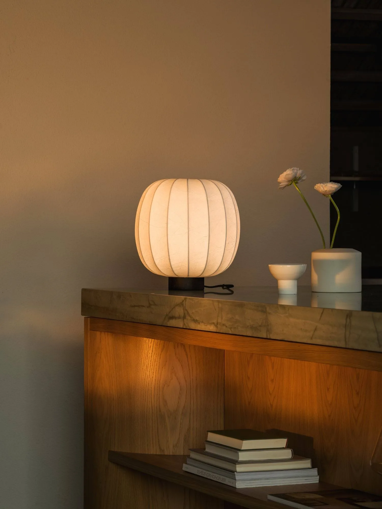 Lunari bordlampe, White-Dark ash, Ø30x32 cm Watt & Veke