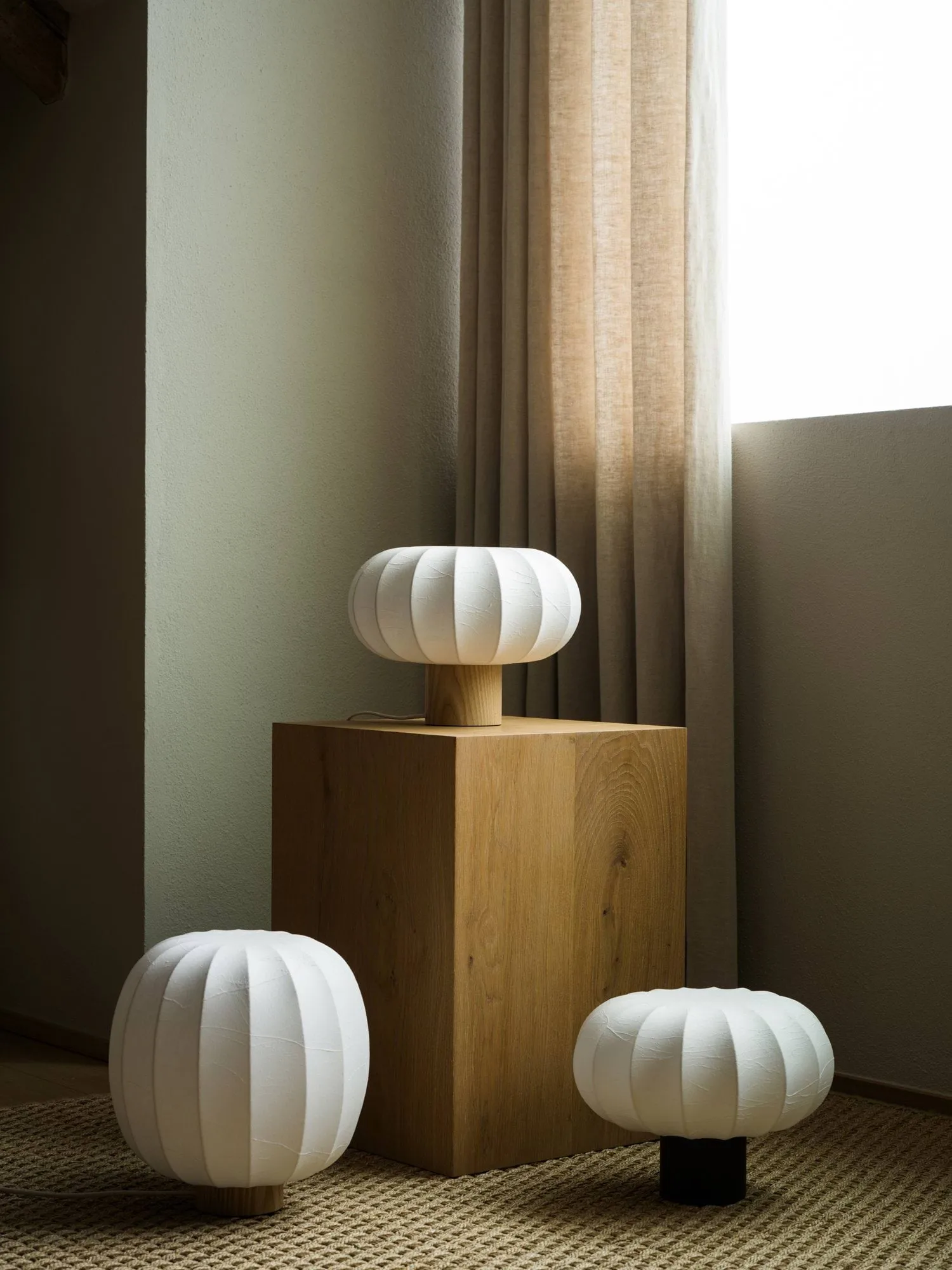 Lunari bordlampe, White-Dark ash, Ø32x24 cm Watt & Veke