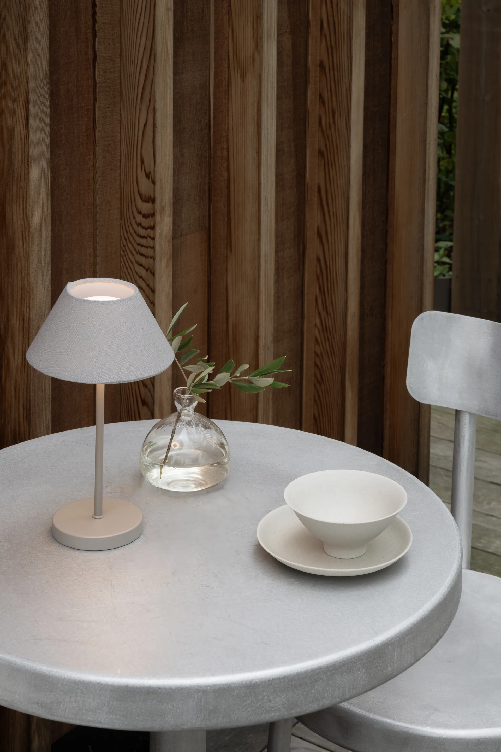 Teya bordlampe portable, Warm grey, Ø15x26 cm Watt & Veke