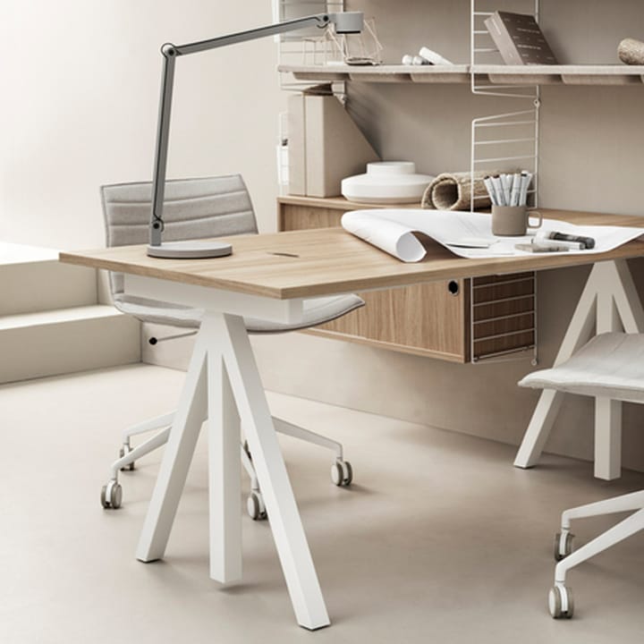 Works skrivebord - eg & hvid Works